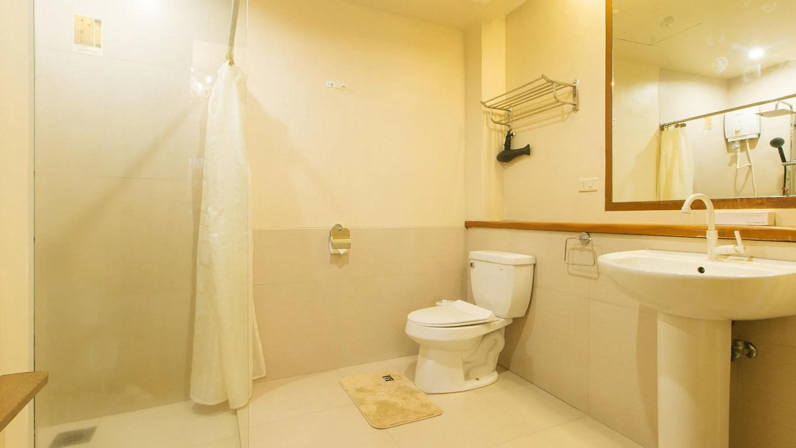 Bathroom in RedDoorz Premium at Anisabel Suites Davao City