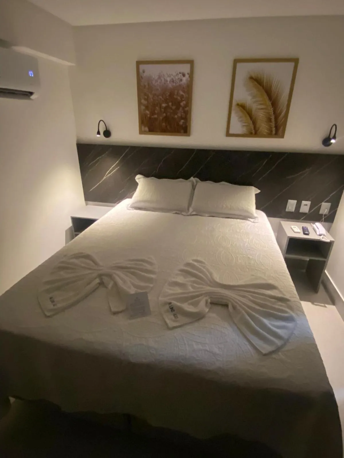 Shower, Bed in Arpoar Suítes - Suíte 433