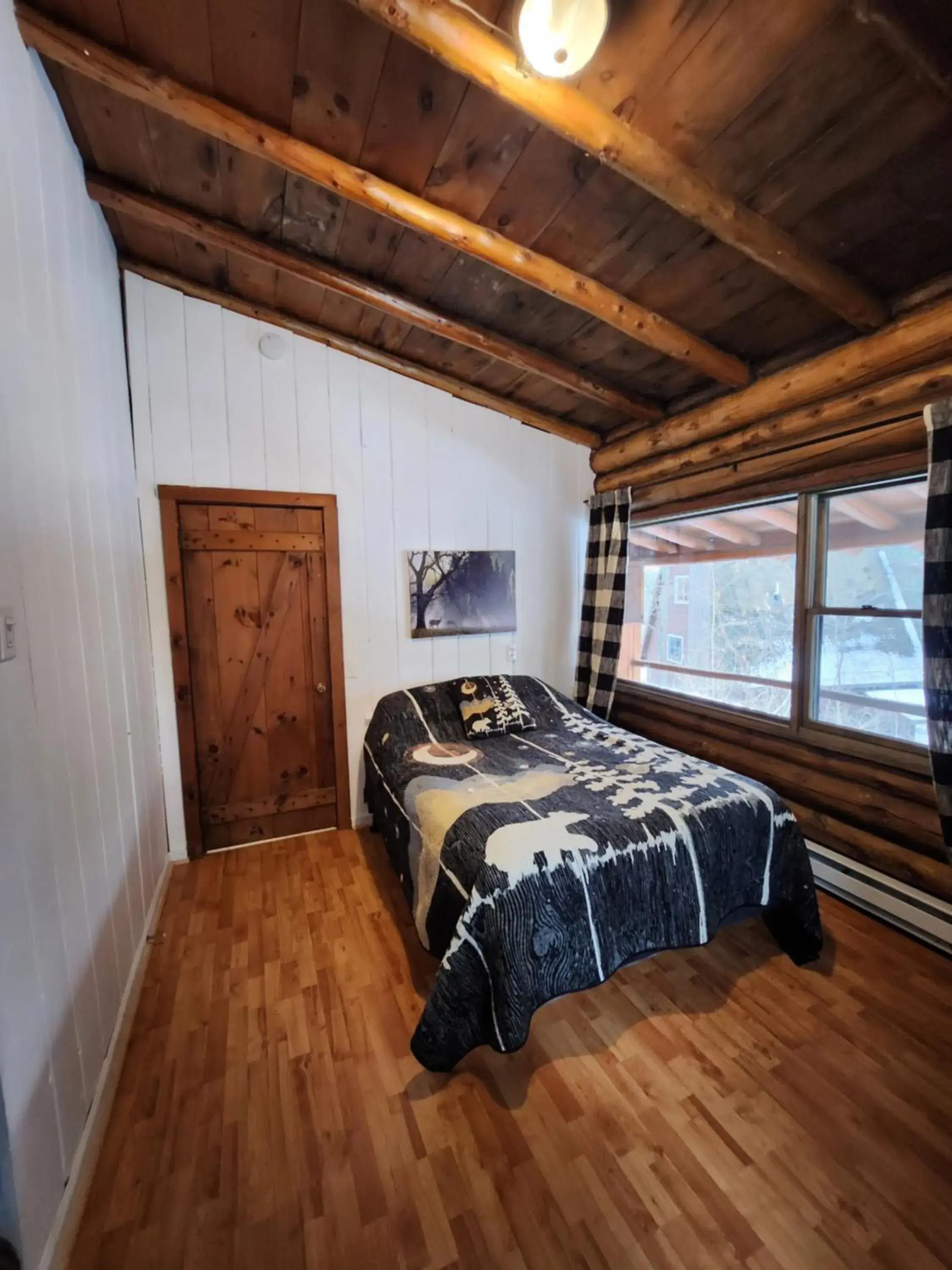 Bed in Adirondack Diamond Point Lodge