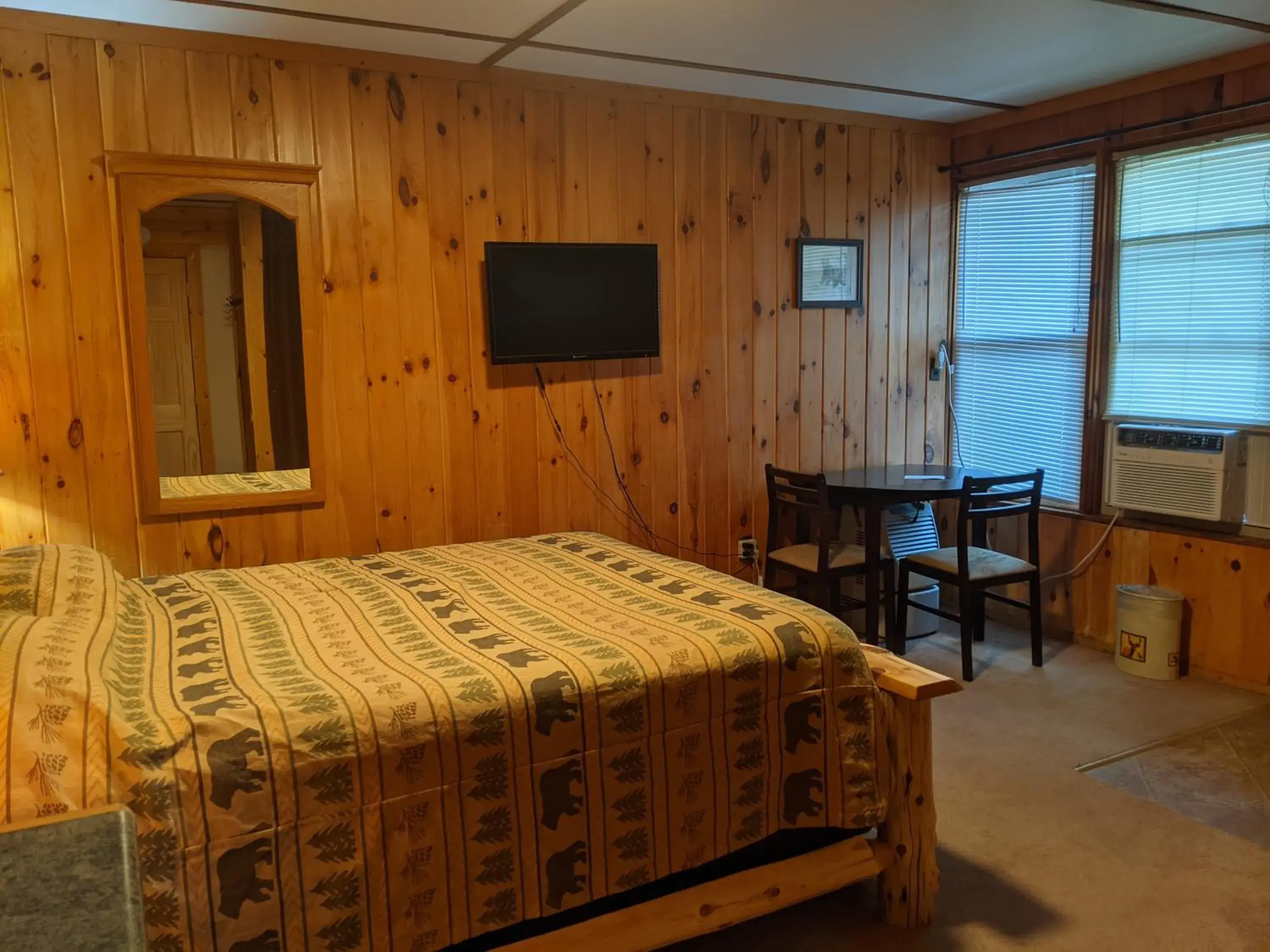 Photo of the whole room, Bed in Adirondack Diamond Point Lodge