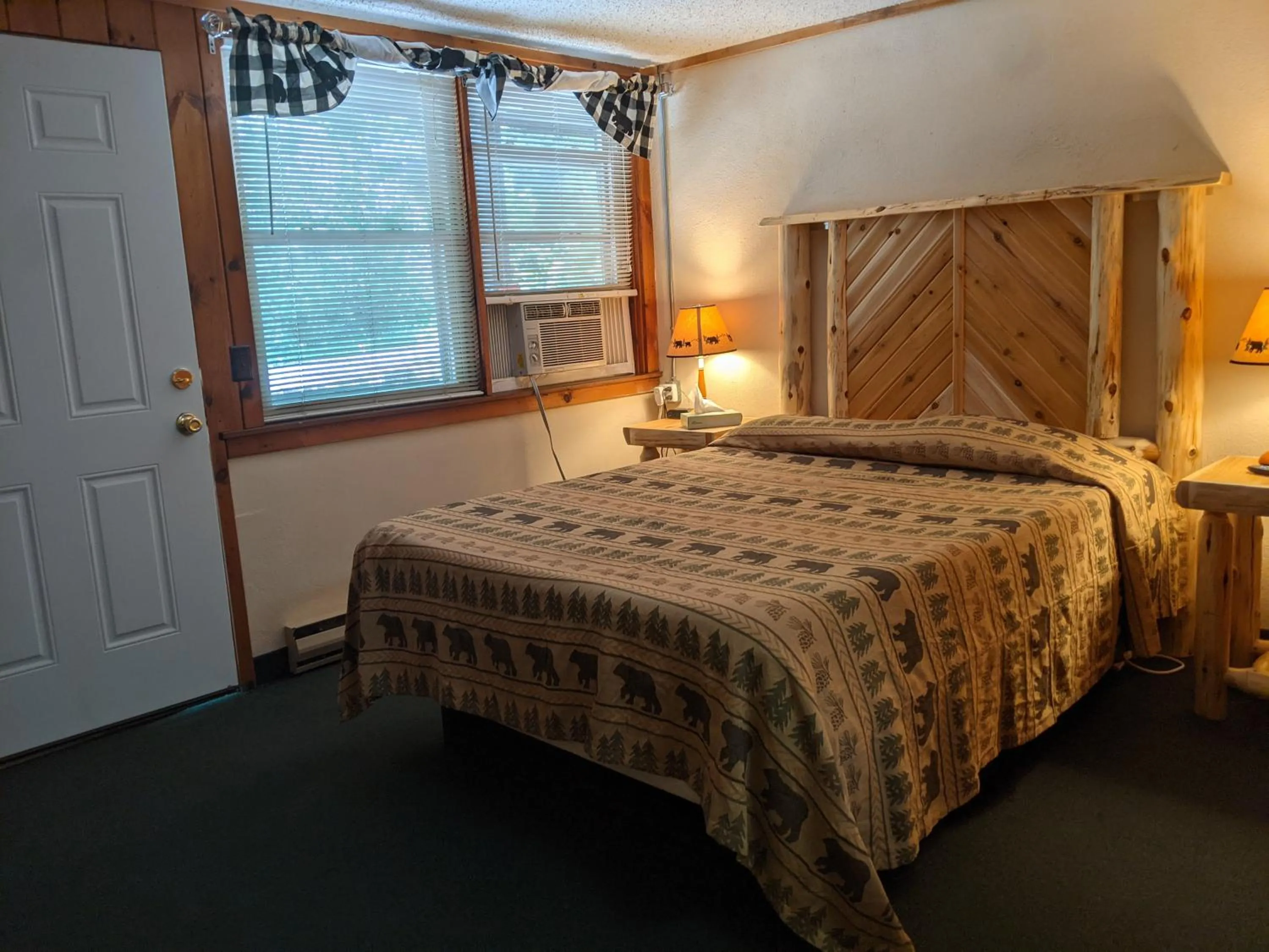 Bedroom, Bed in Adirondack Diamond Point Lodge