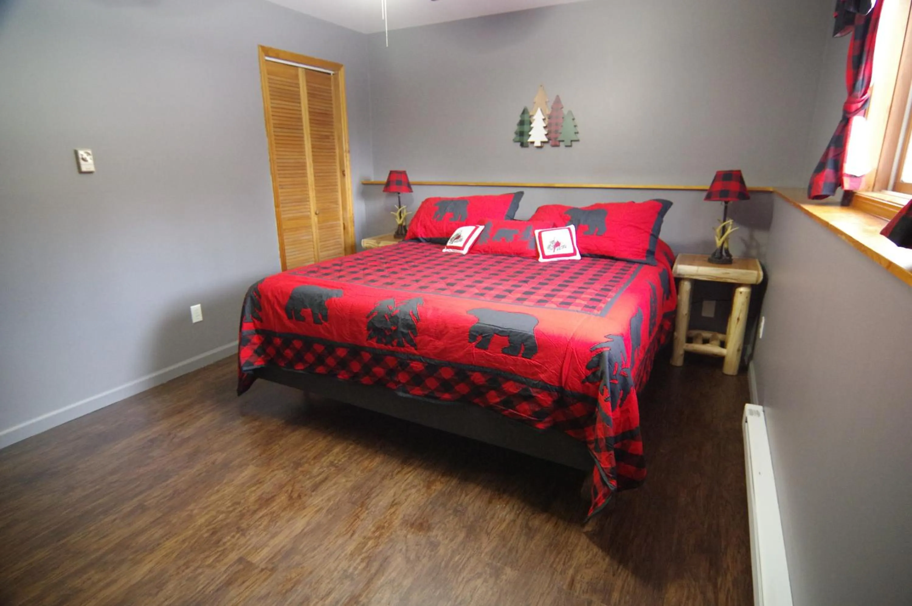 Bed in Adirondack Diamond Point Lodge