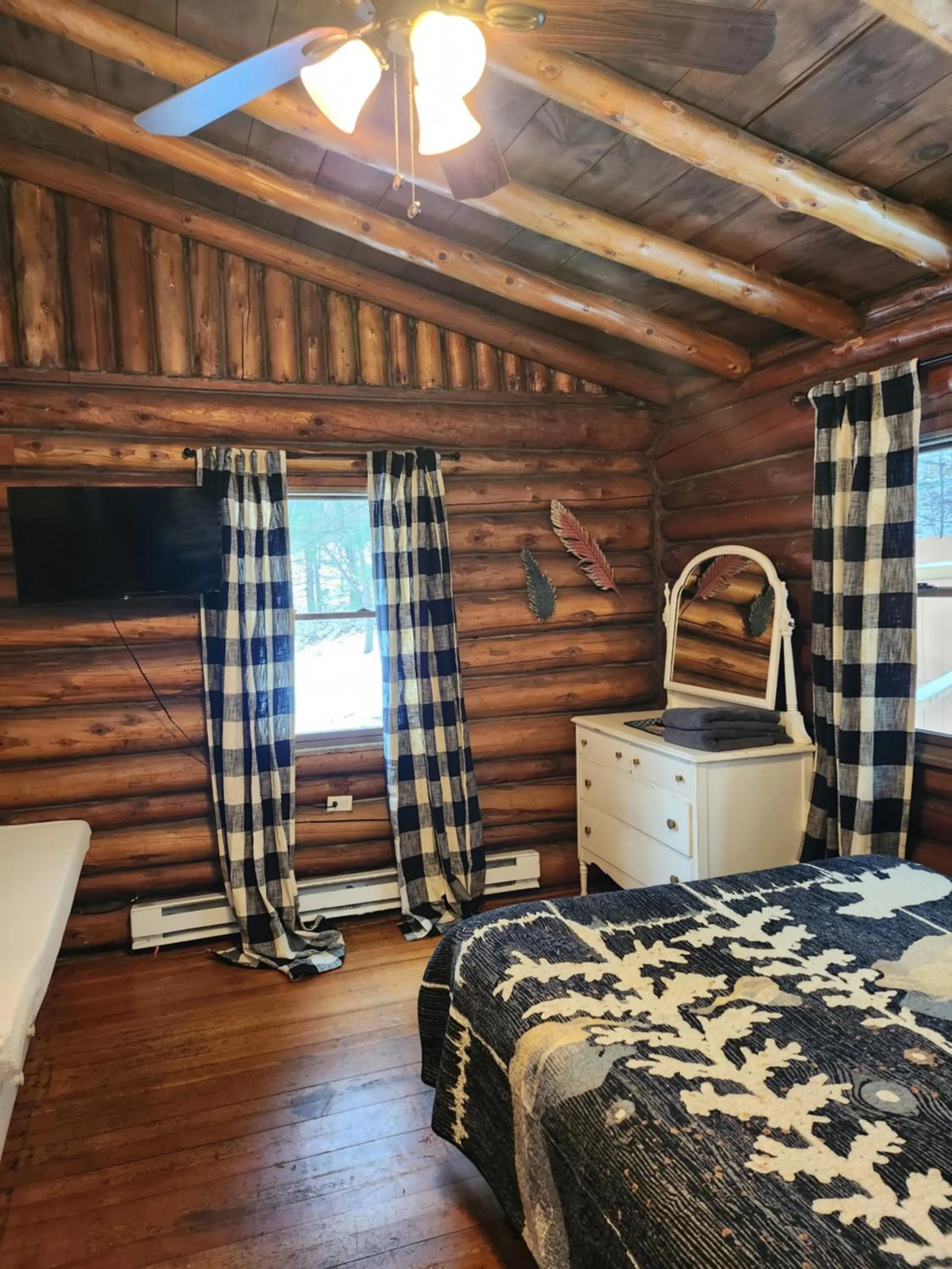 Bed in Adirondack Diamond Point Lodge