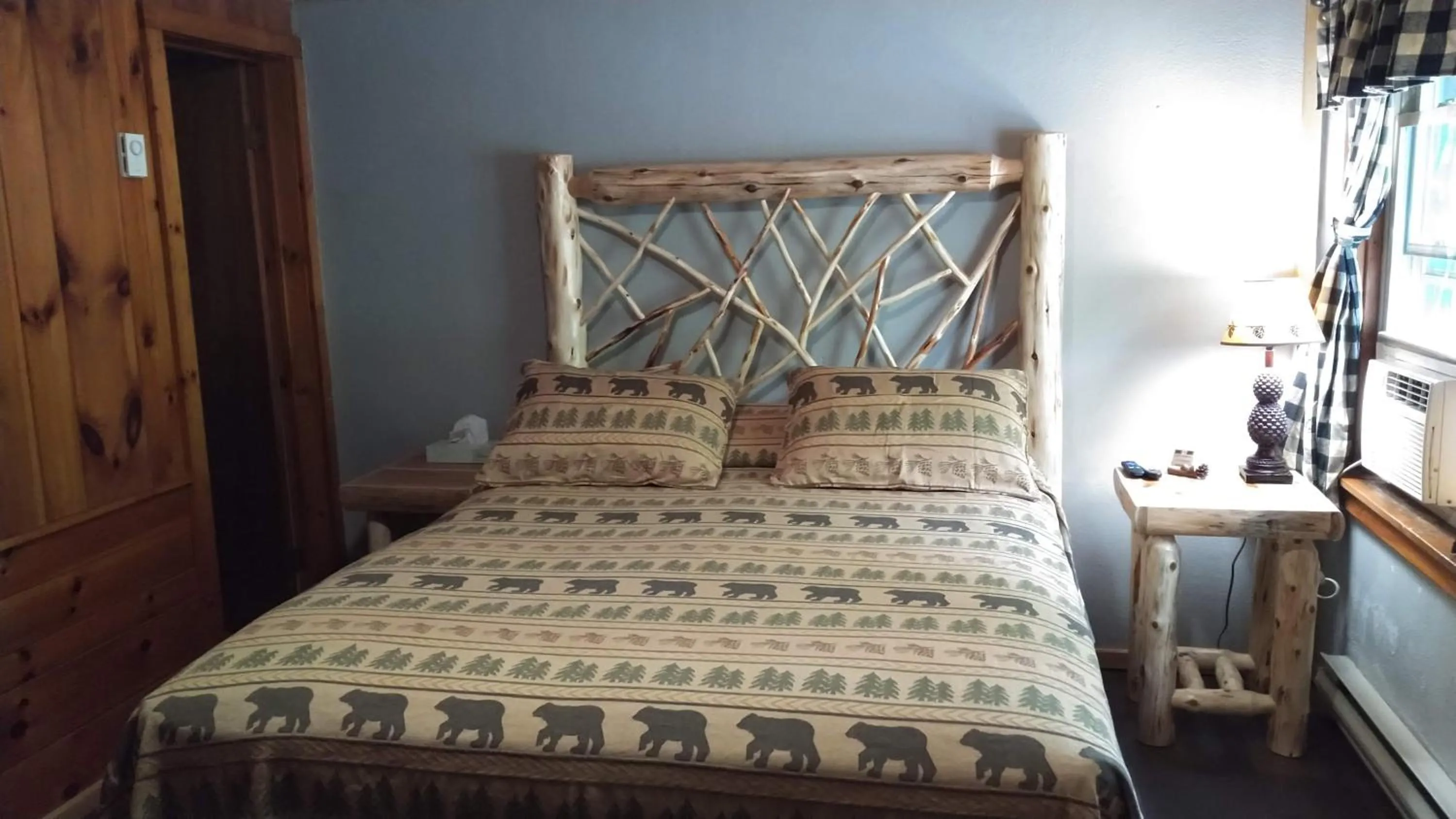 Bed in Adirondack Diamond Point Lodge