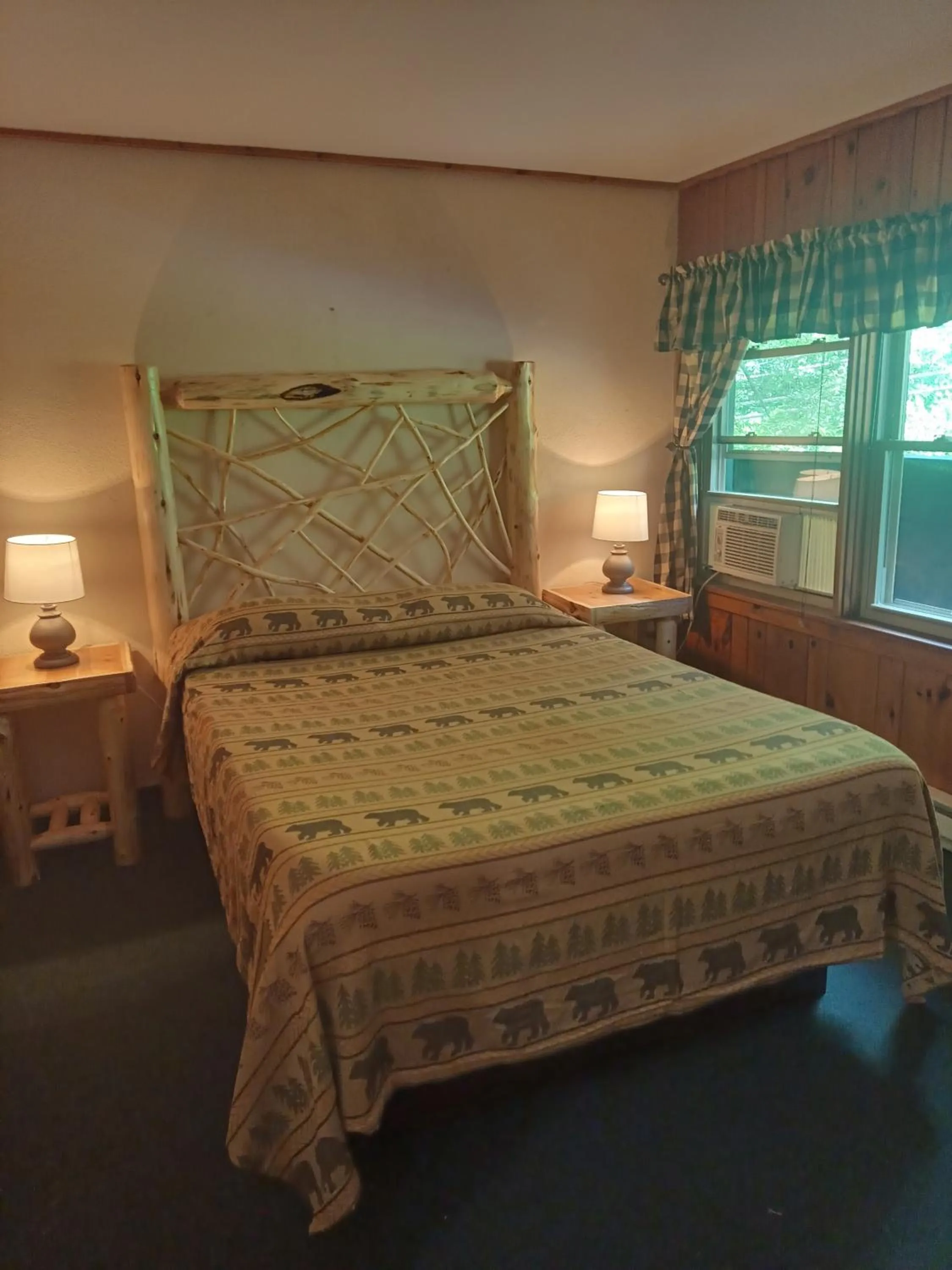 Bed in Adirondack Diamond Point Lodge