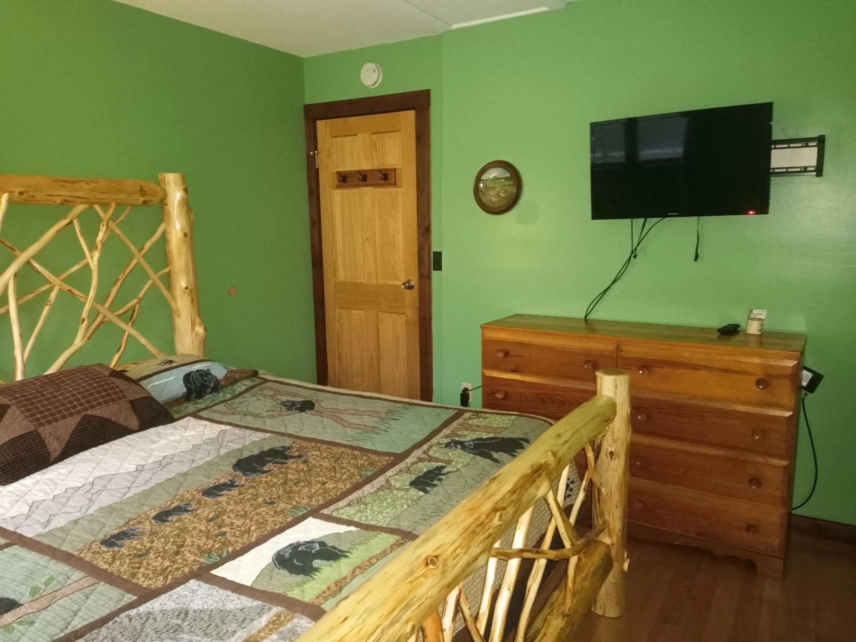 Bed in Adirondack Diamond Point Lodge