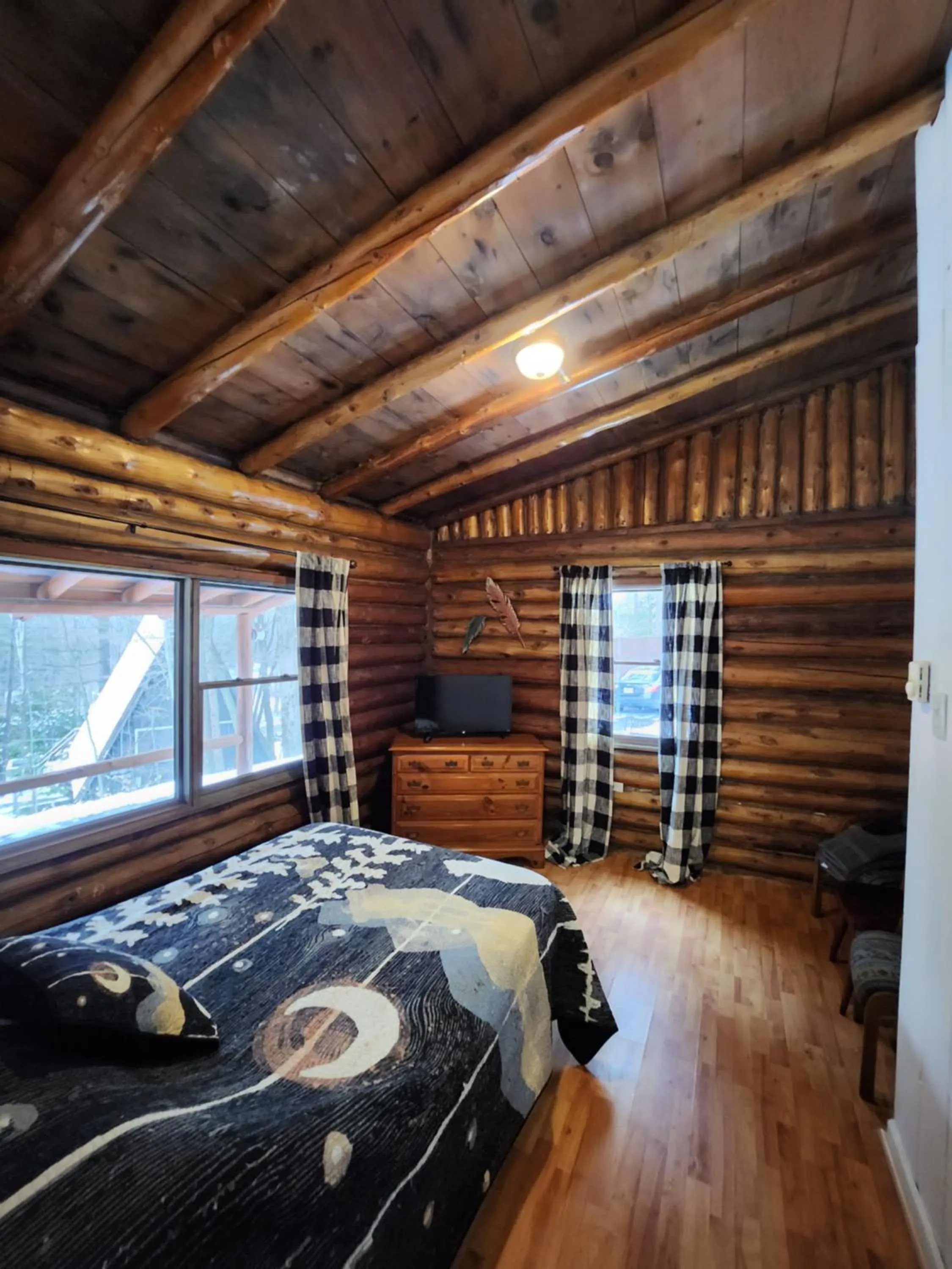 Bed in Adirondack Diamond Point Lodge