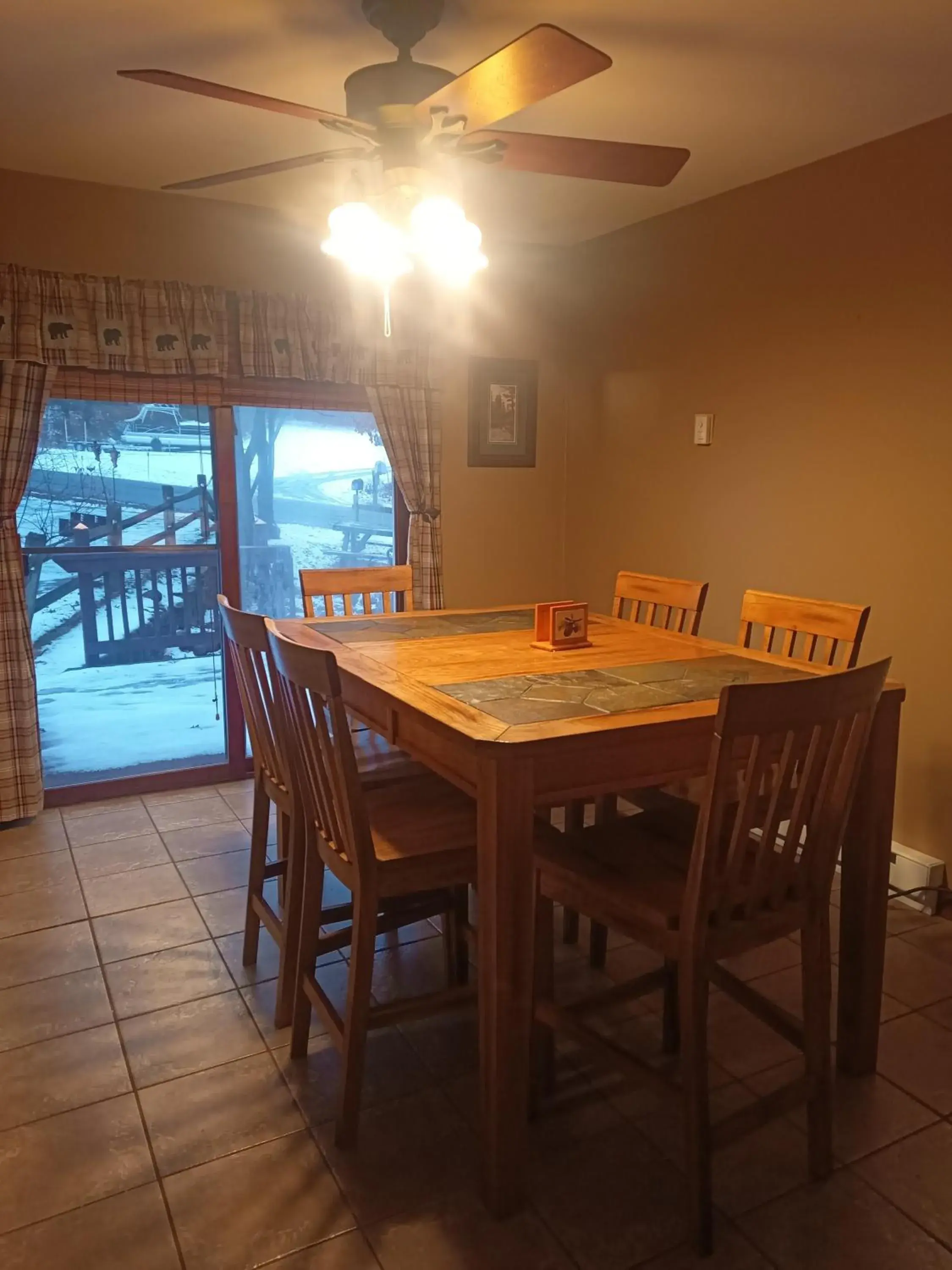 Dining Area in Adirondack Diamond Point Lodge