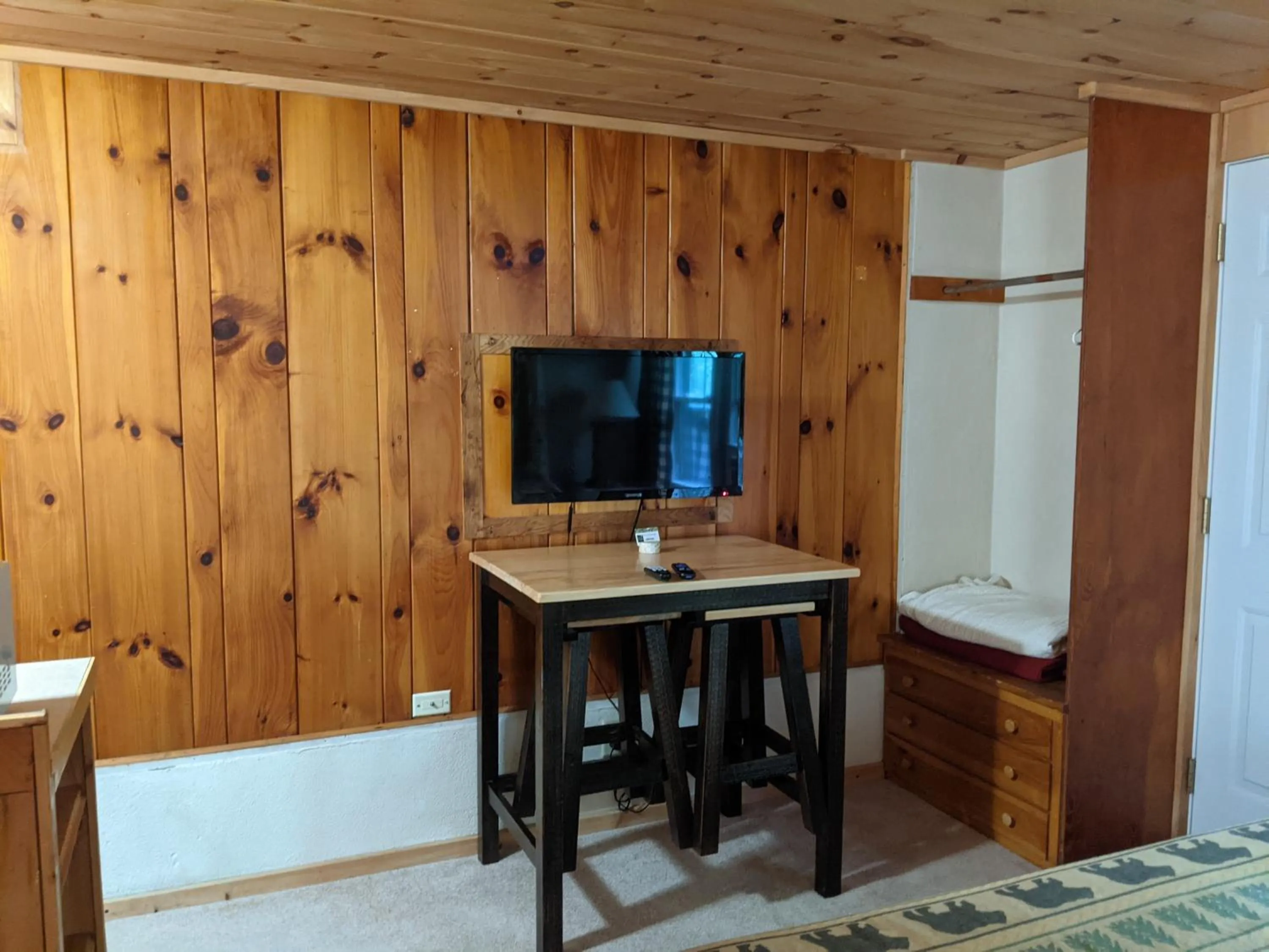 TV and multimedia, Bed in Adirondack Diamond Point Lodge