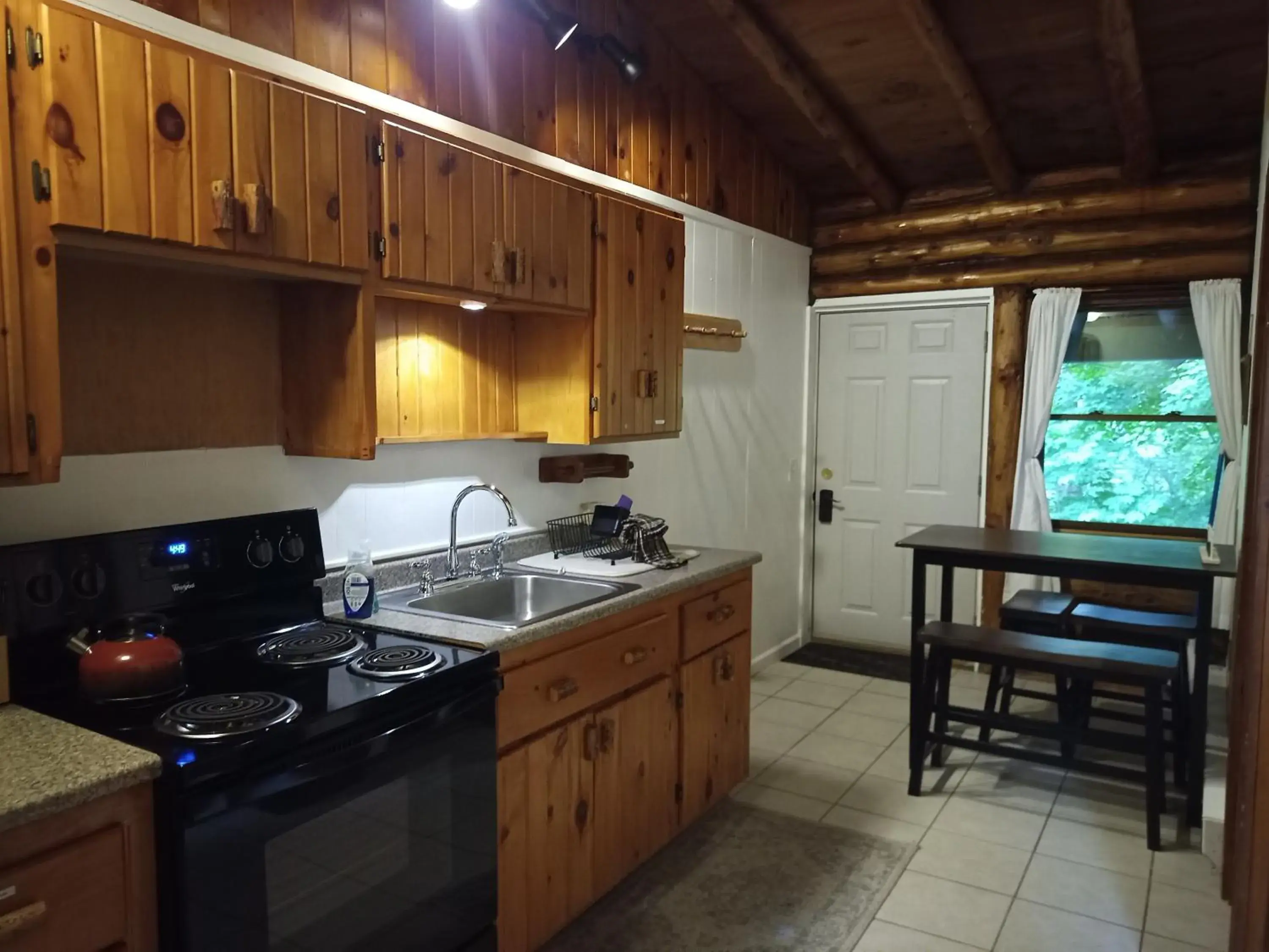 Kitchen/Kitchenette in Adirondack Diamond Point Lodge