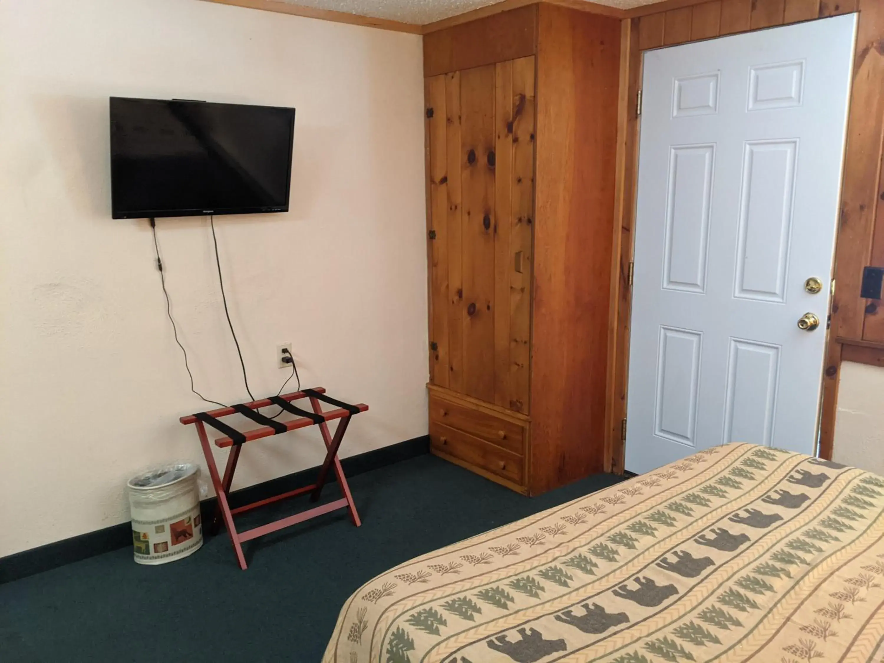 Bedroom, TV/Entertainment Center in Adirondack Diamond Point Lodge