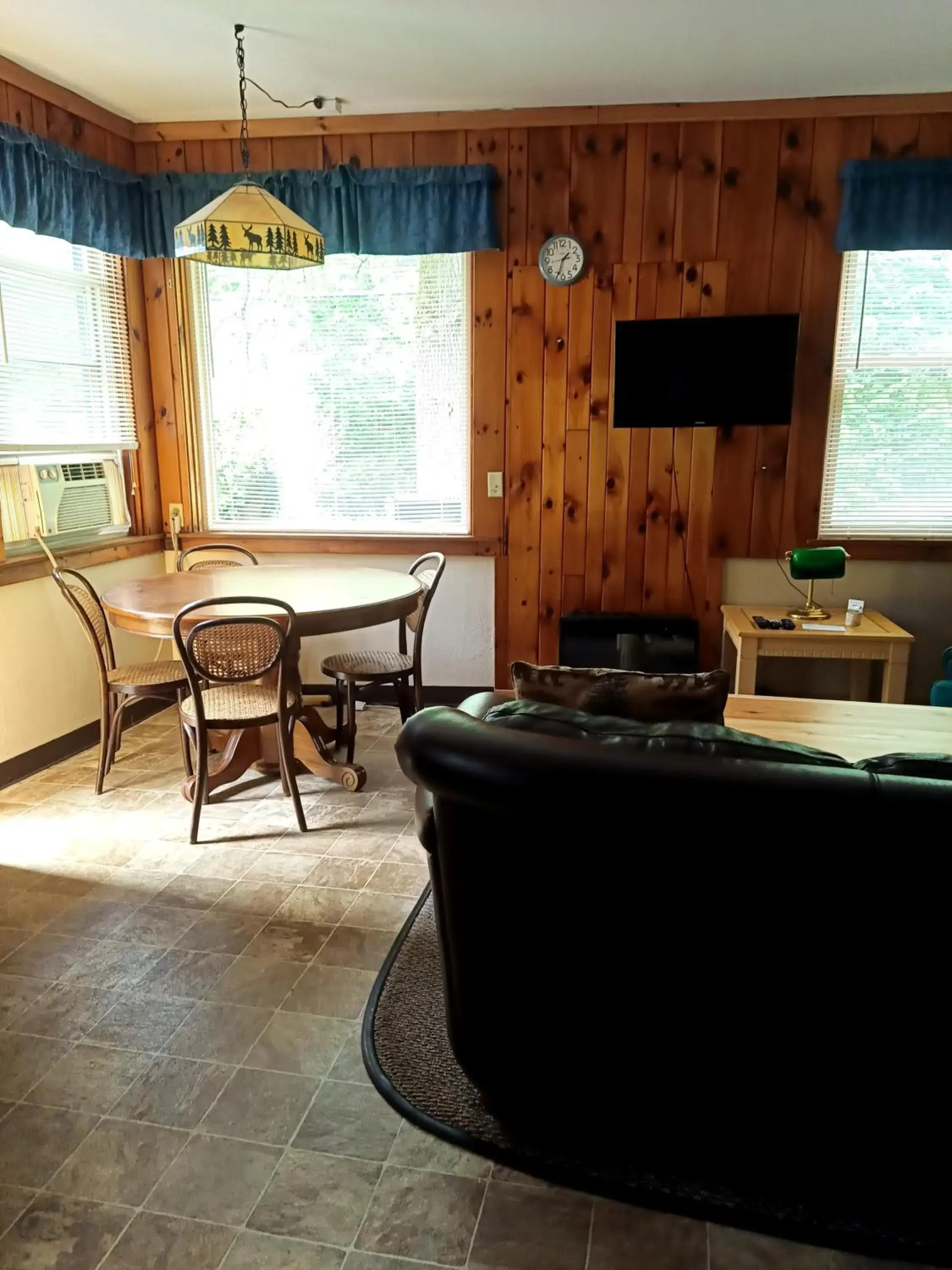 Lounge or bar in Adirondack Diamond Point Lodge