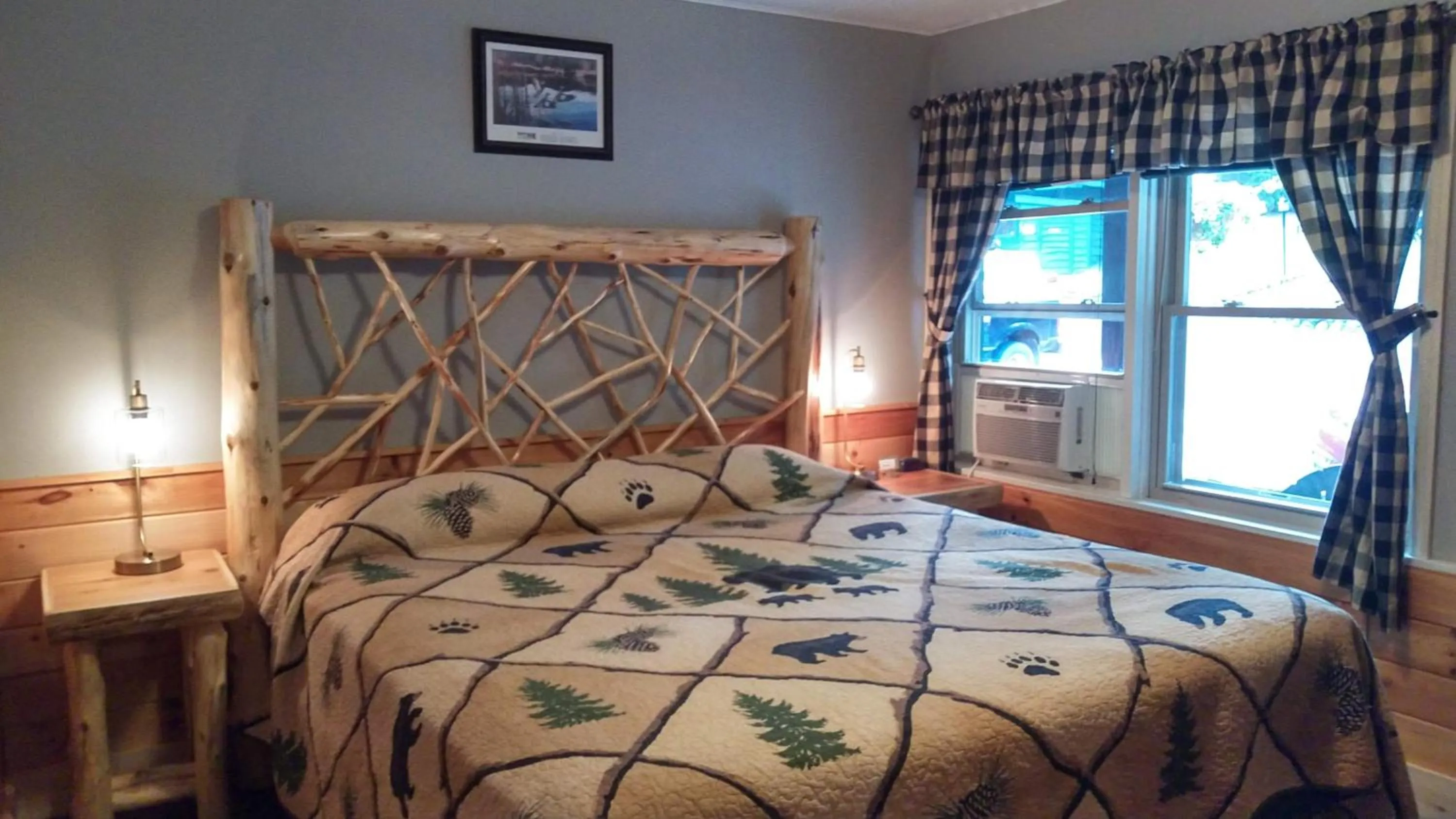 Bed in Adirondack Diamond Point Lodge