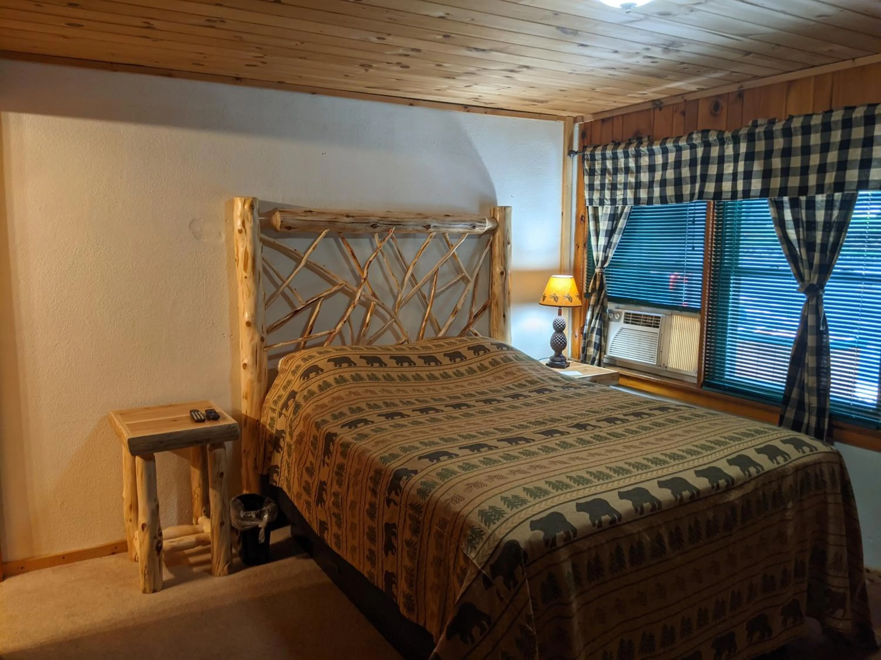 Bedroom, Bed in Adirondack Diamond Point Lodge