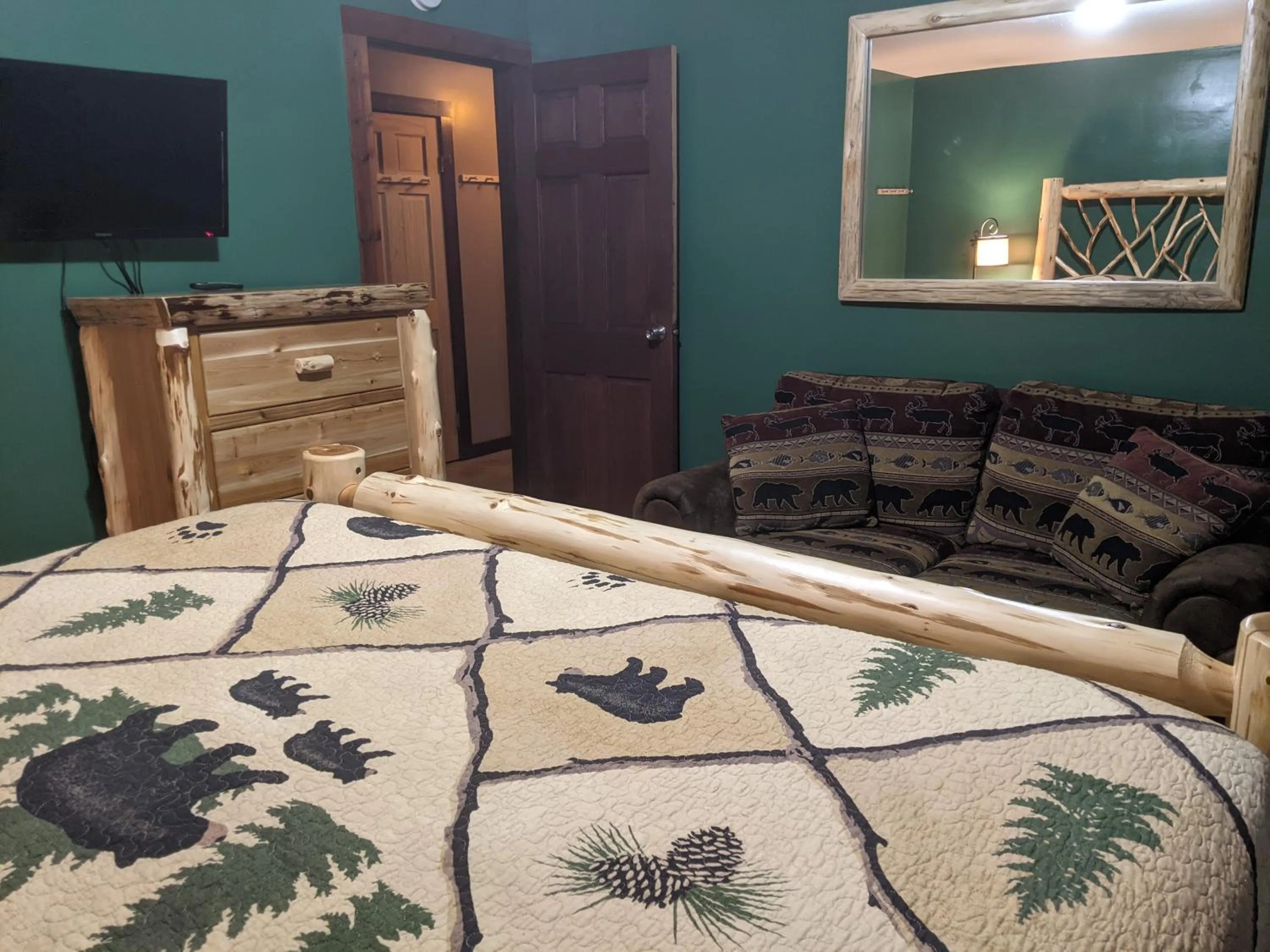 Bed in Adirondack Diamond Point Lodge