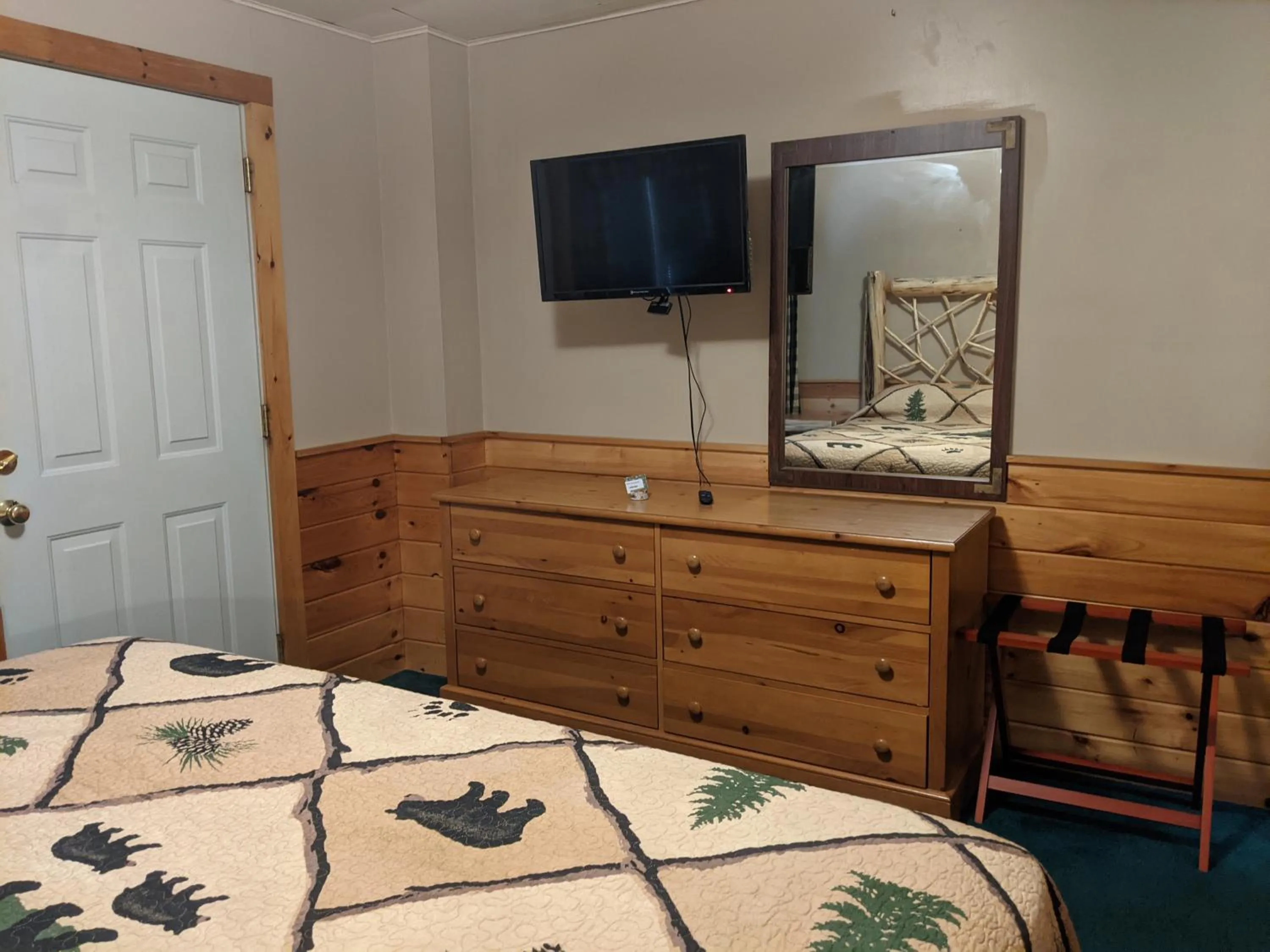 Bed in Adirondack Diamond Point Lodge