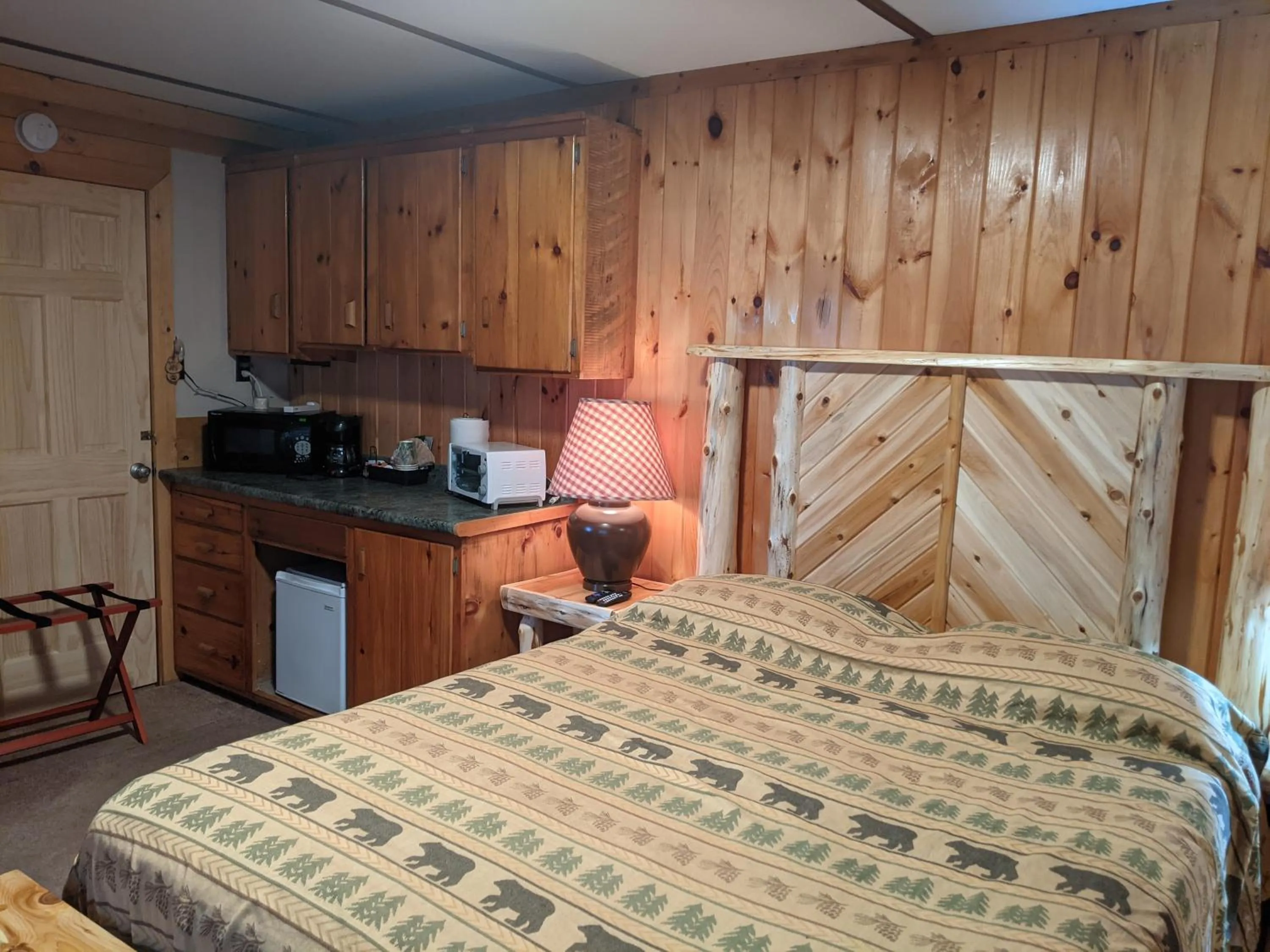 Photo of the whole room, Bed in Adirondack Diamond Point Lodge