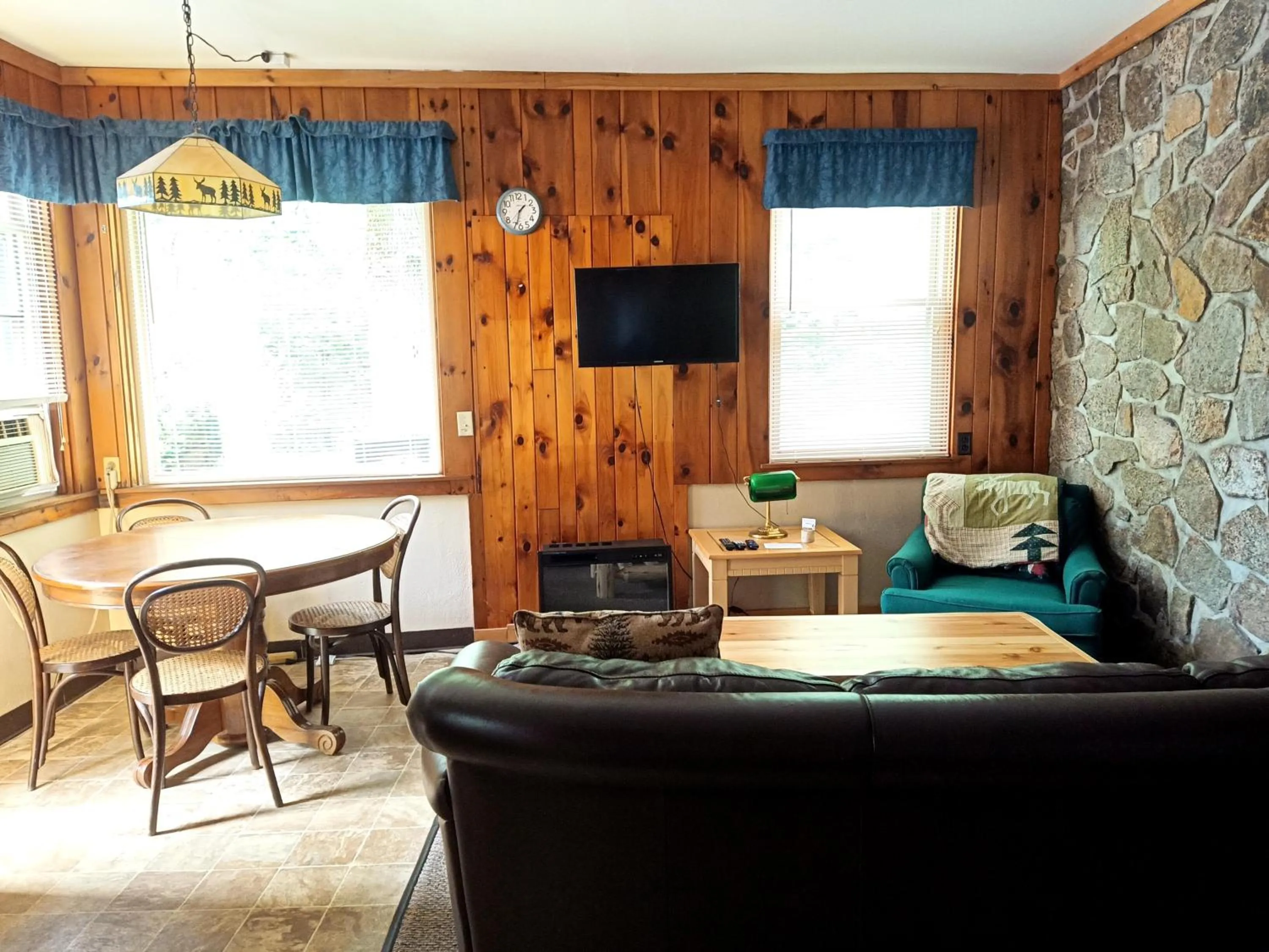 Living room in Adirondack Diamond Point Lodge
