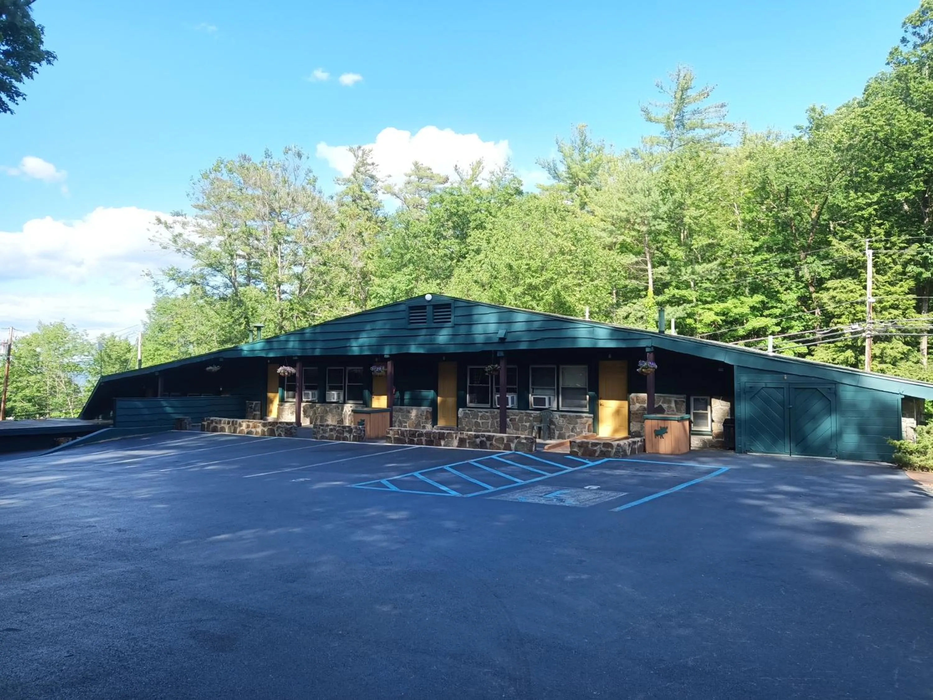 Property building in Adirondack Diamond Point Lodge