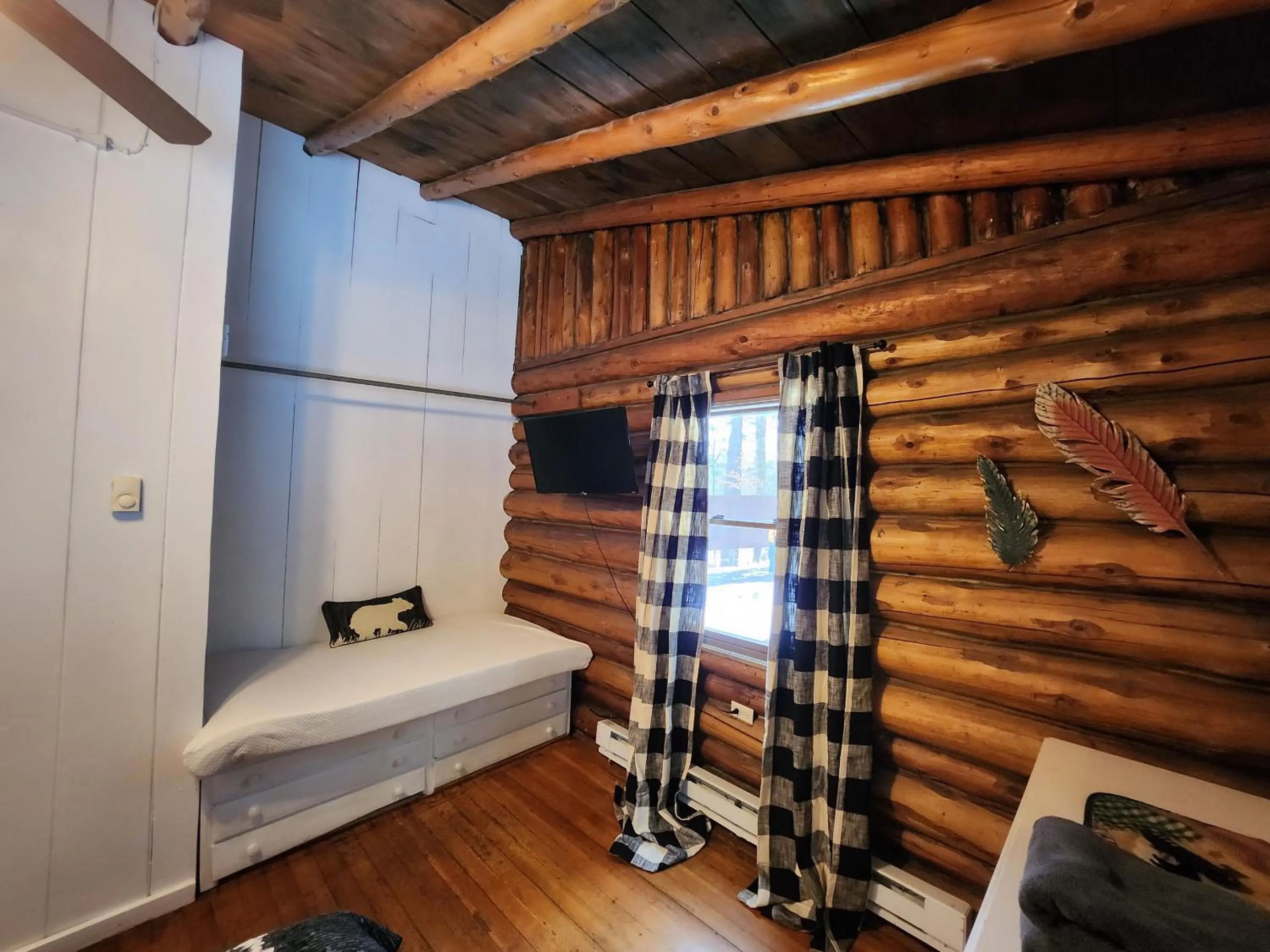 Bed in Adirondack Diamond Point Lodge