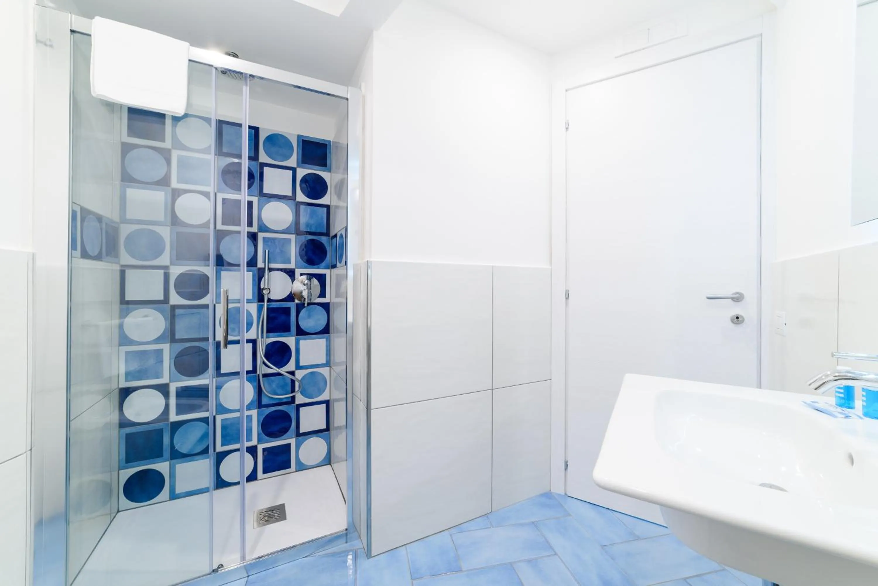 Shower in Eden sul Mare