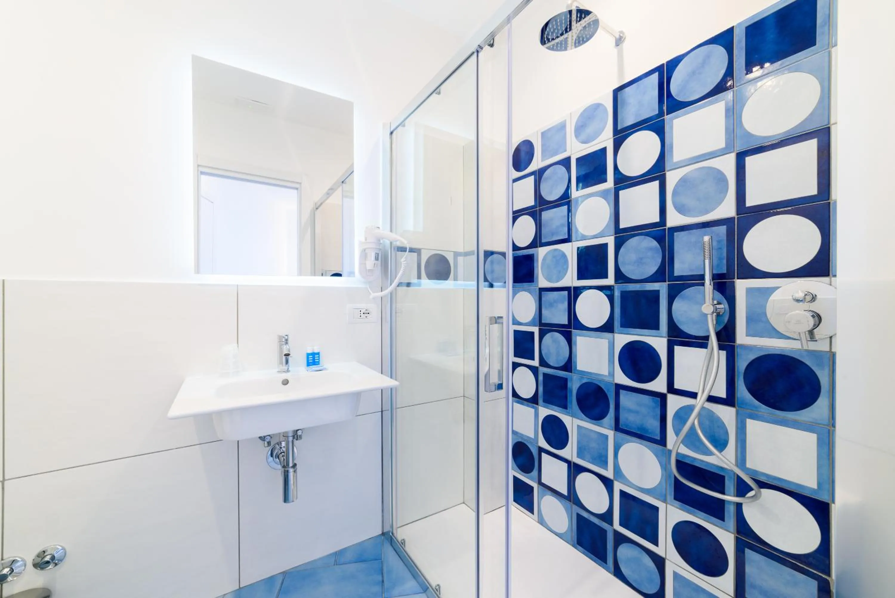 Shower in Eden sul Mare