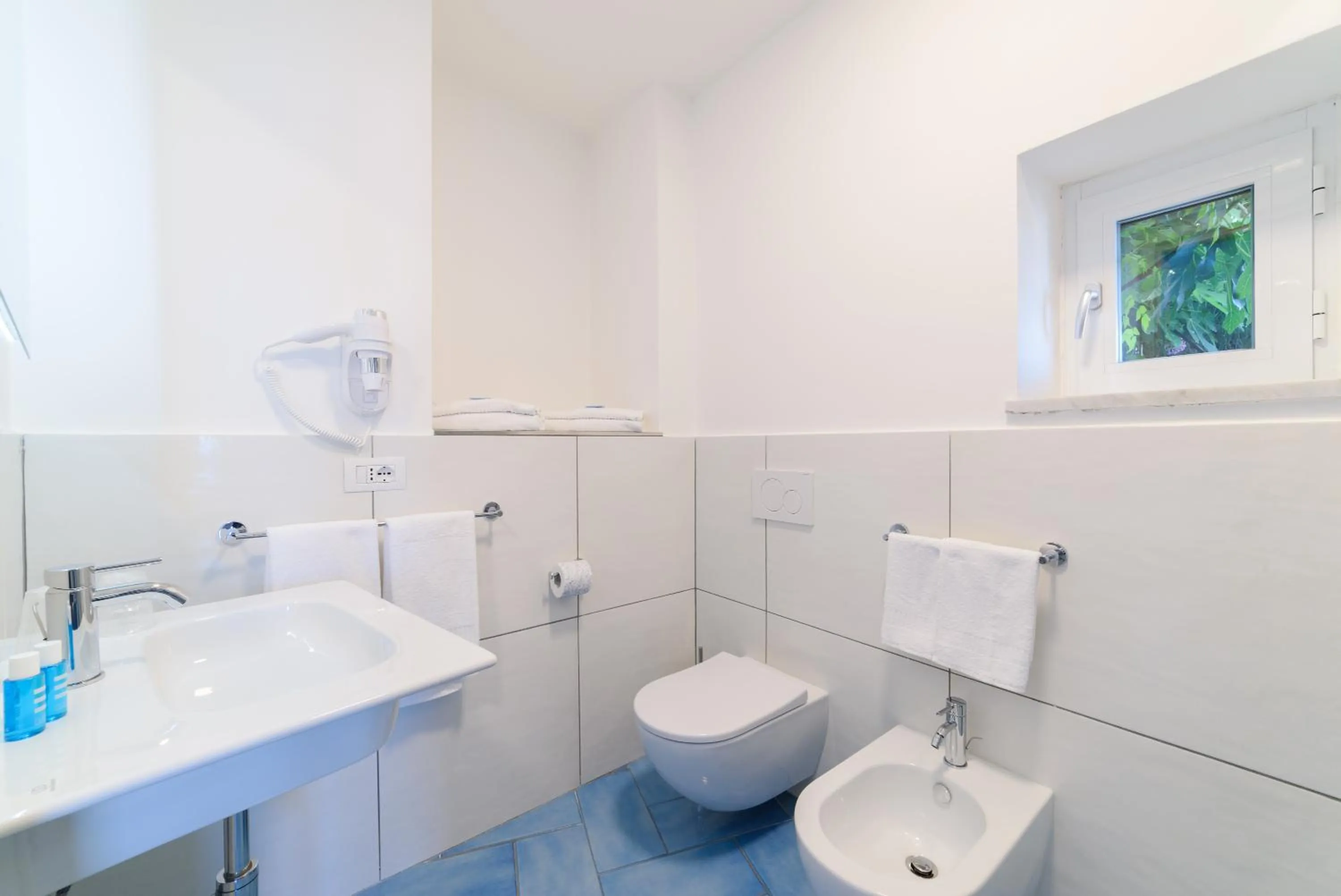 Shower in Eden sul Mare