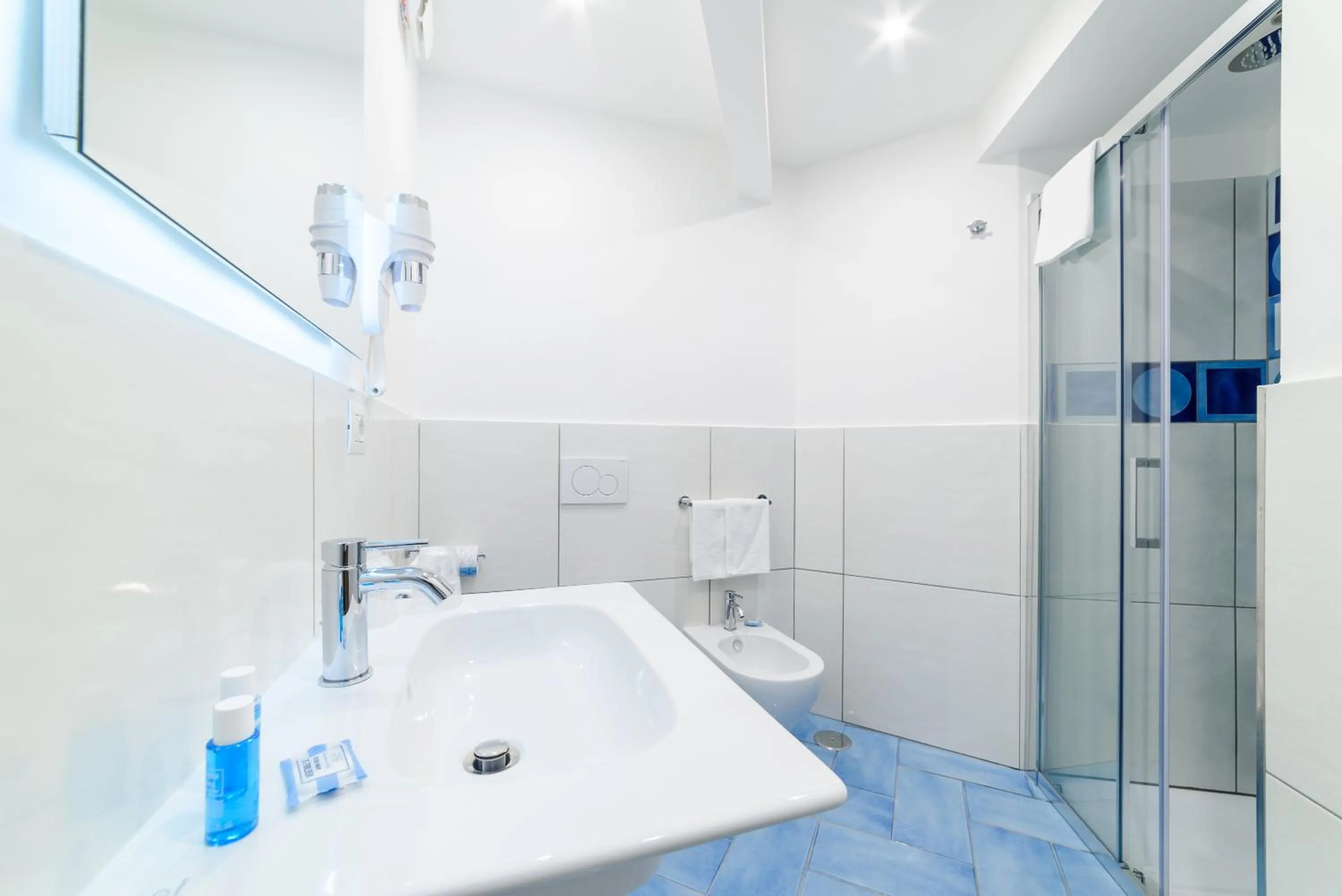 Shower in Eden sul Mare