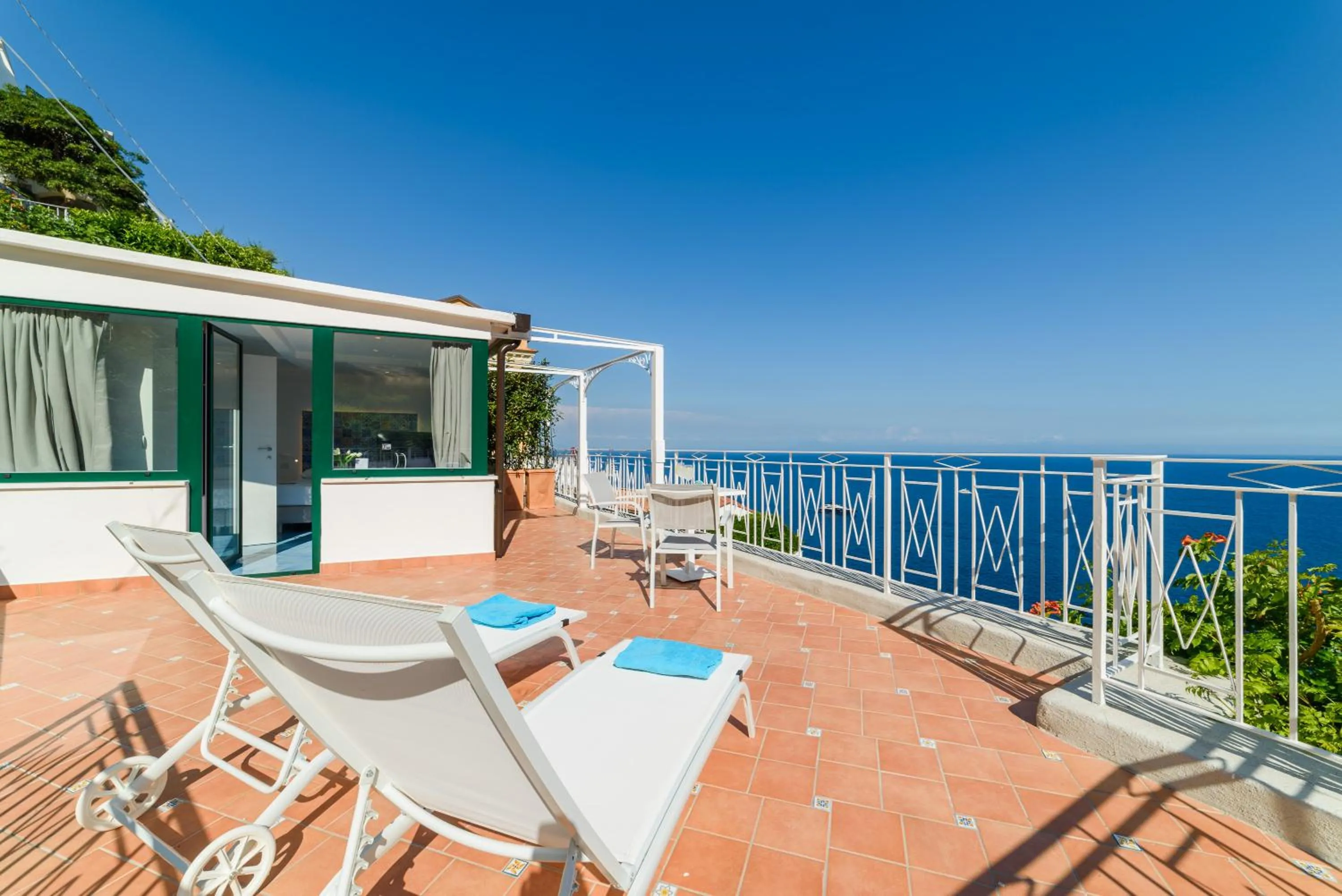 Property building in Eden sul Mare