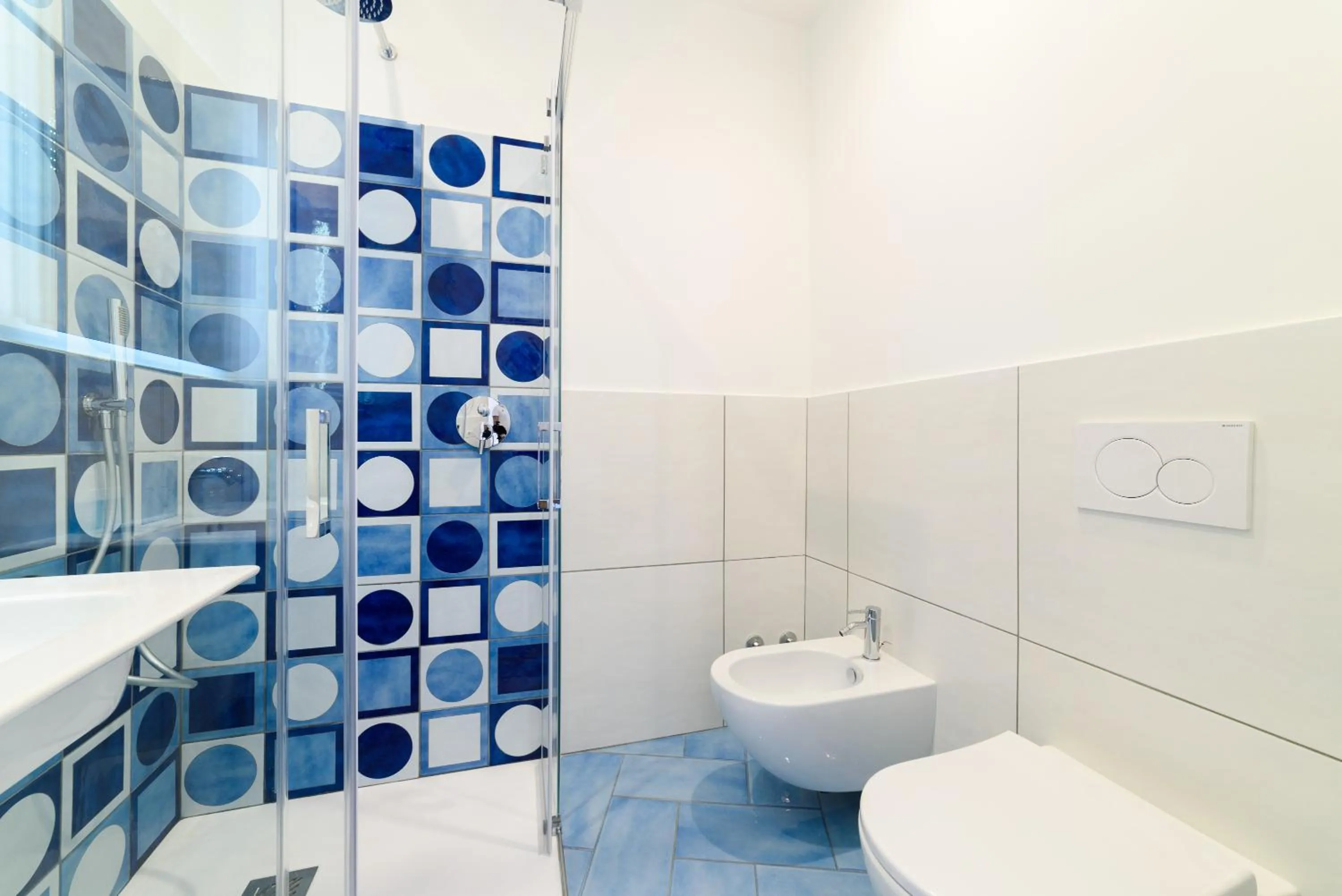 Shower in Eden sul Mare