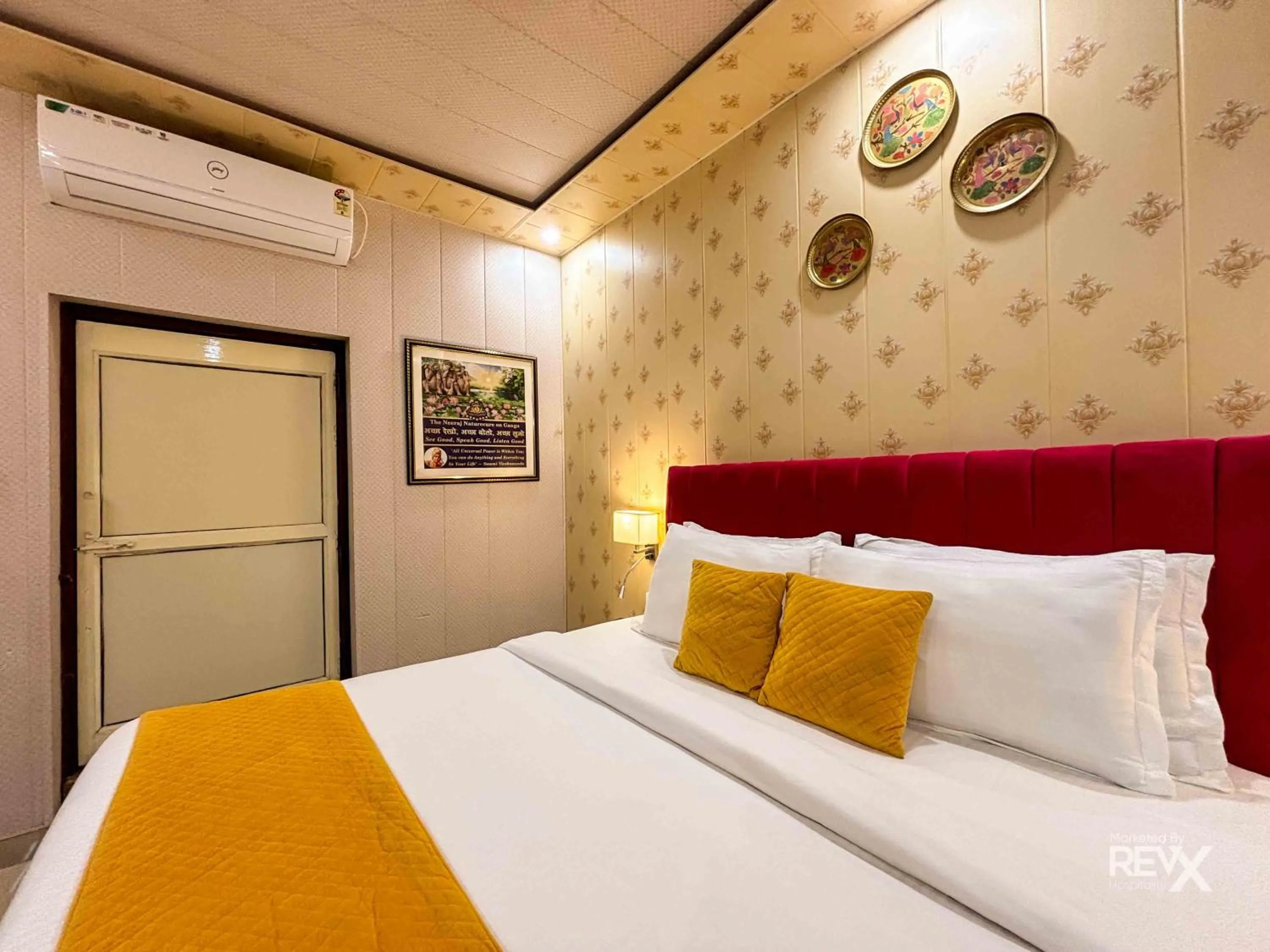 Bed in The Neeraj Naturecure With Ganga Ghat Access