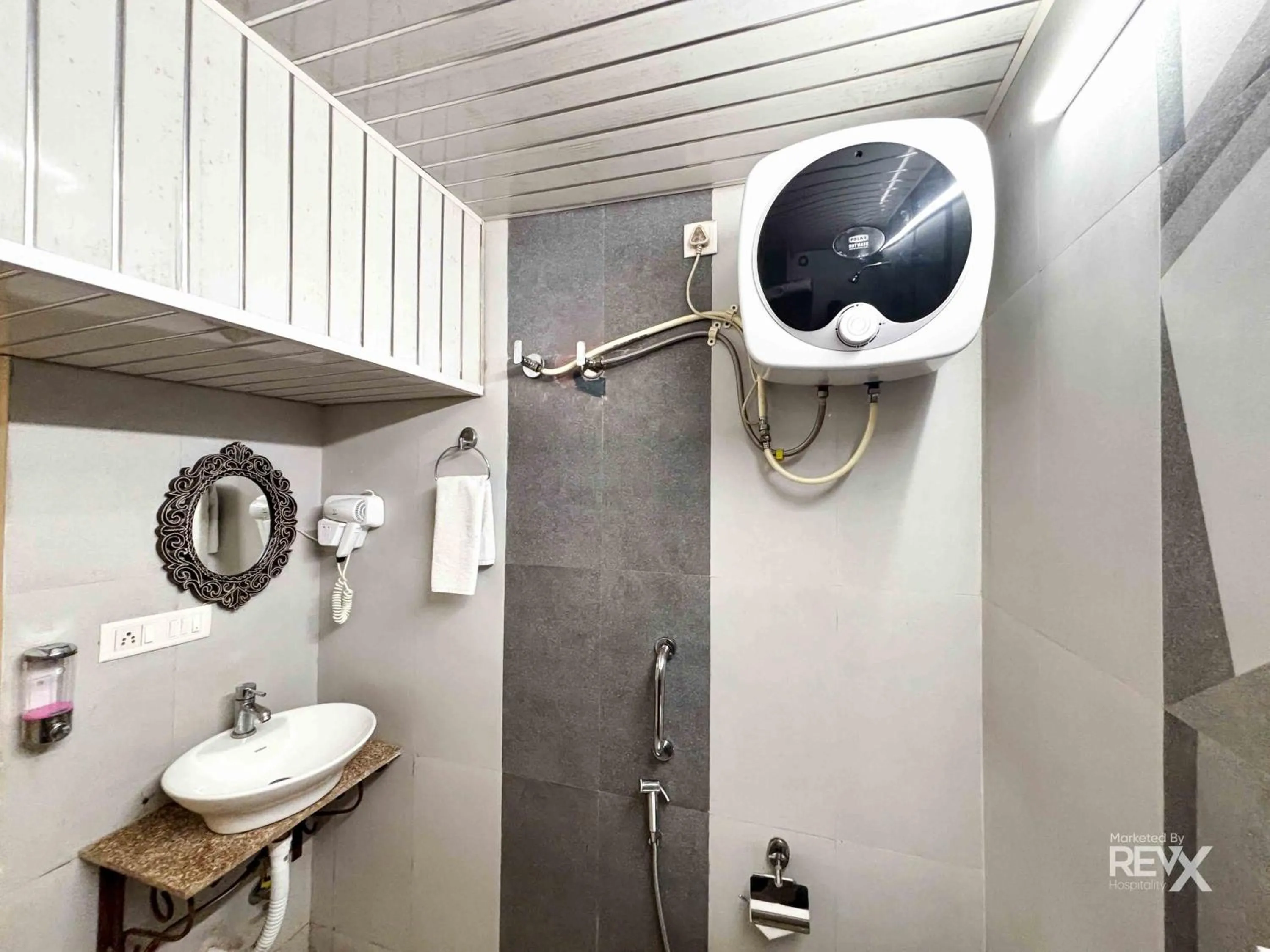 Shower in The Neeraj Naturecure With Ganga Ghat Access