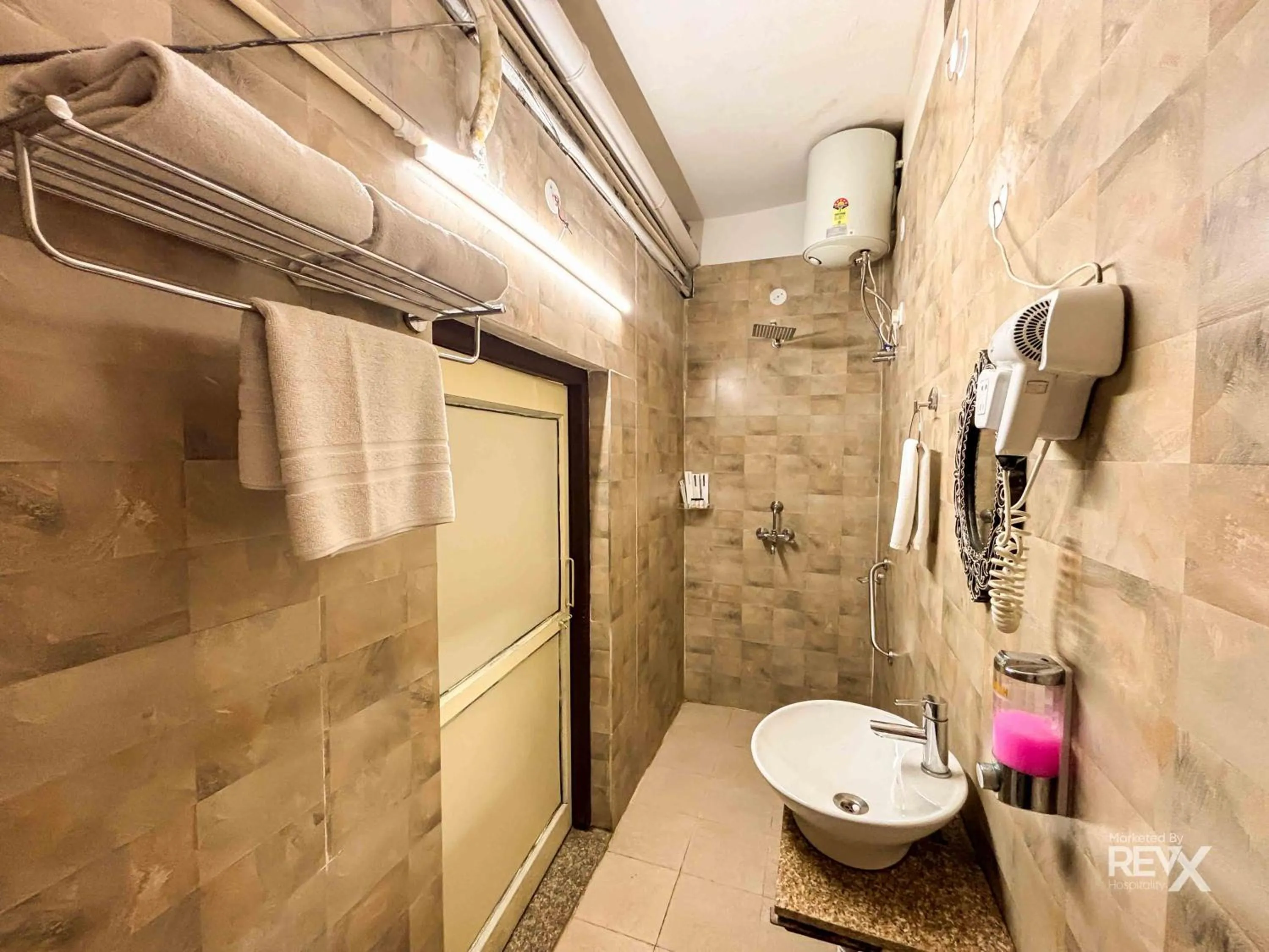 Shower in The Neeraj Naturecure With Ganga Ghat Access