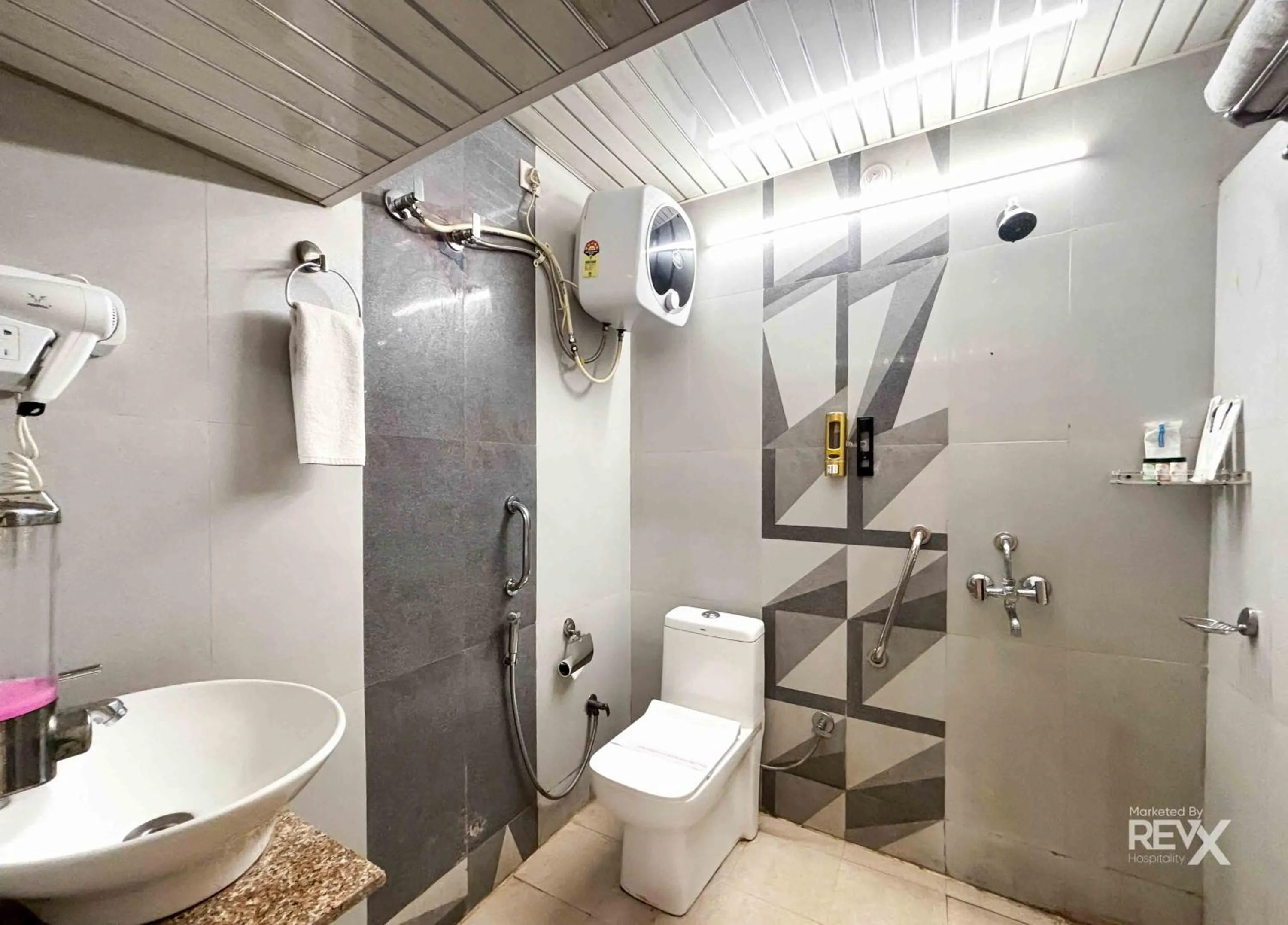 Shower in The Neeraj Naturecure With Ganga Ghat Access