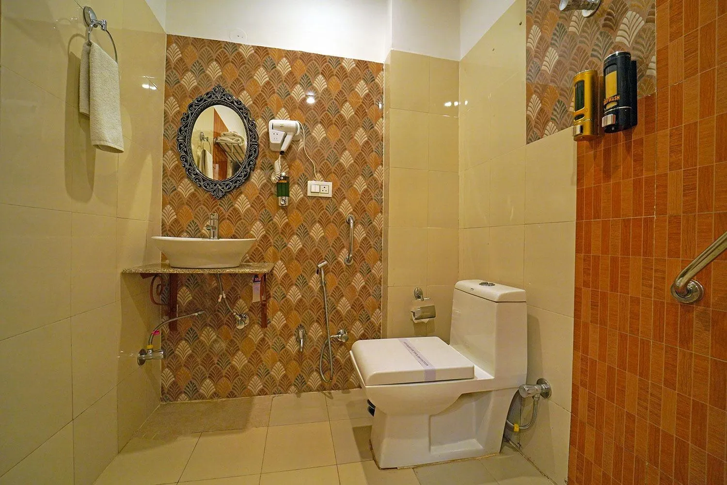 Shower in The Neeraj Naturecure On Ganga