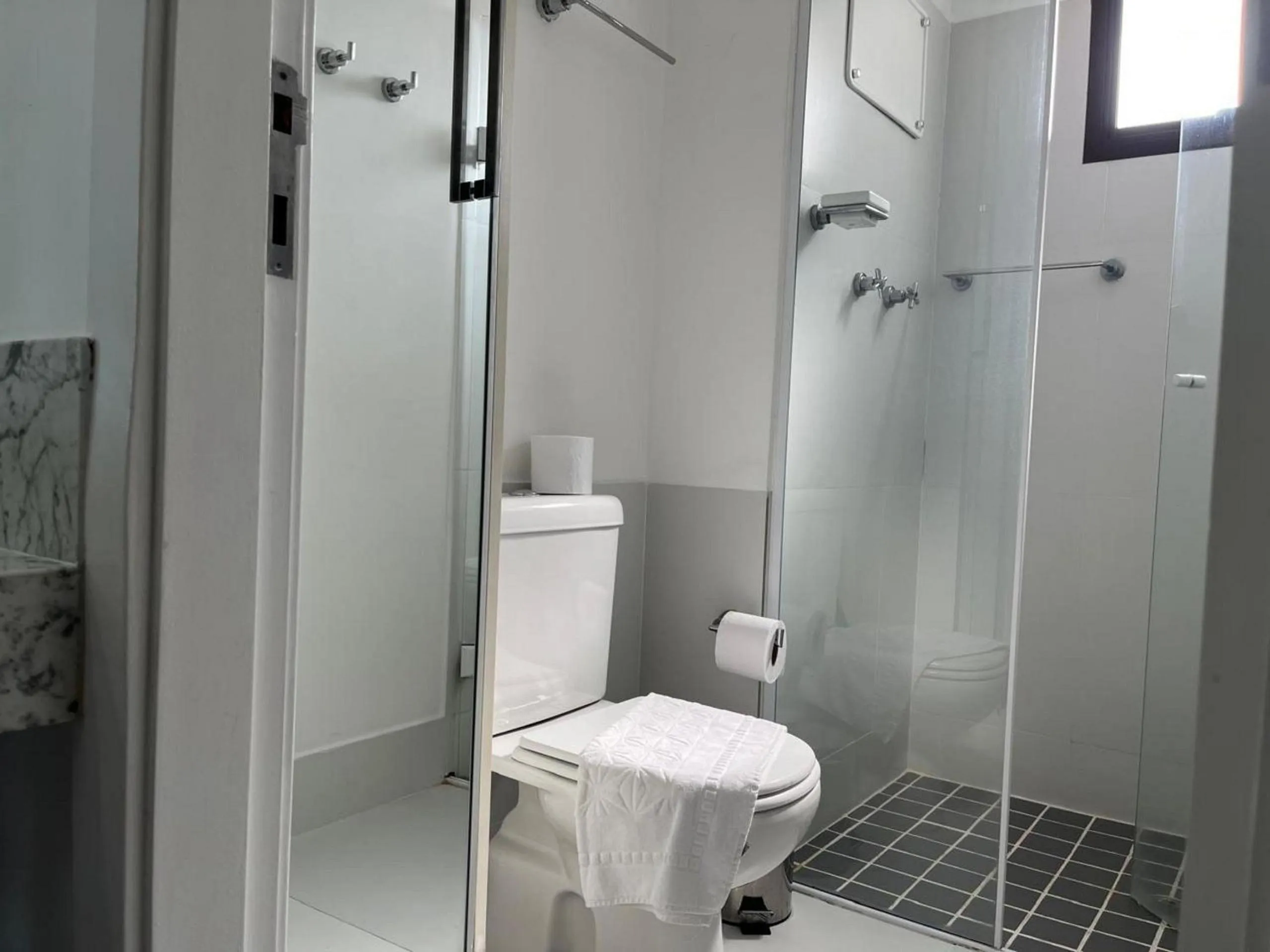 Toilet in Elegance Suítes Alvorada