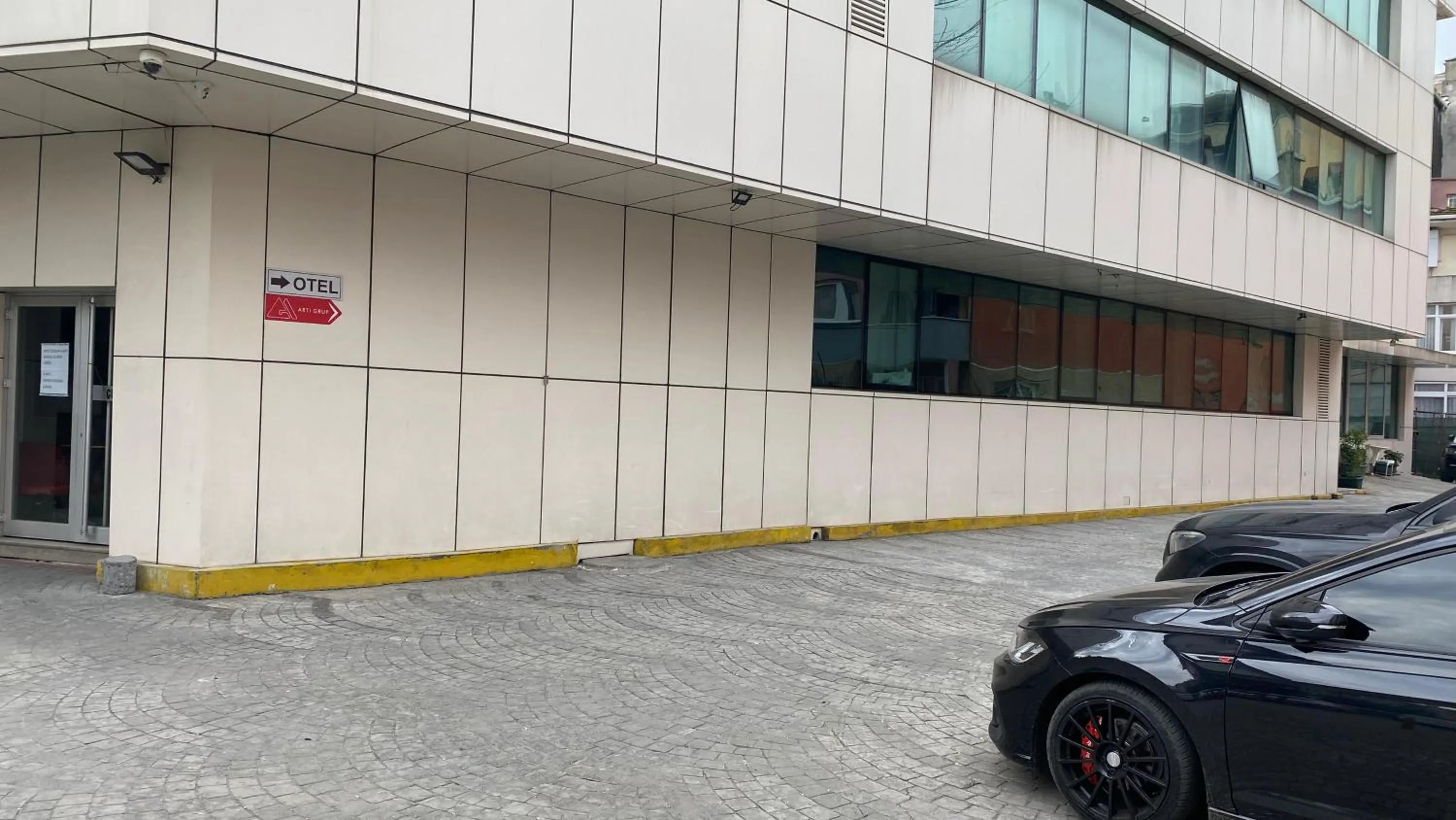 Parking in Aderans Hotel