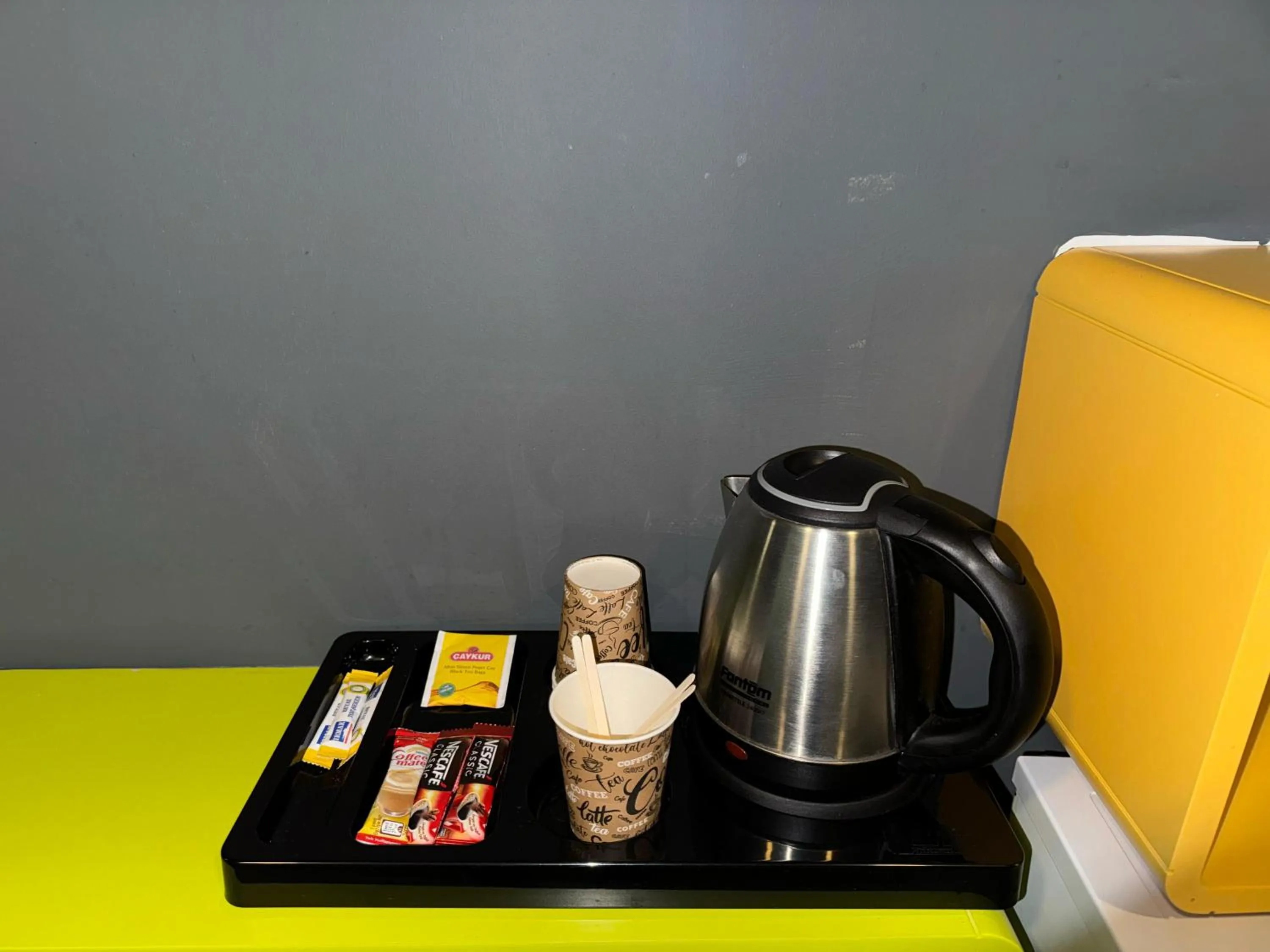 Coffee/tea facilities in Aderans Hotel