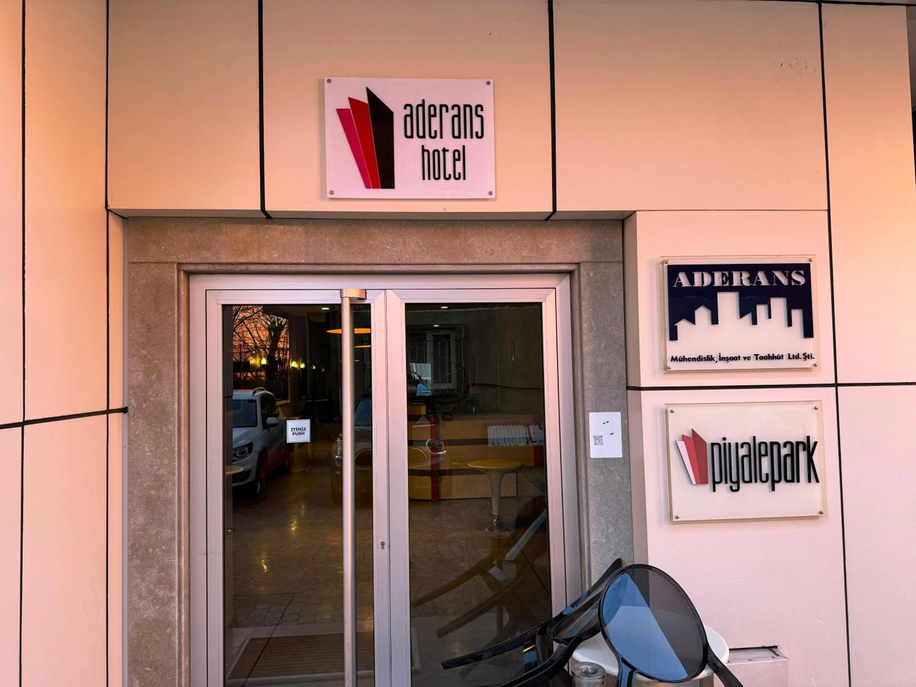 Facade/entrance in Aderans Hotel