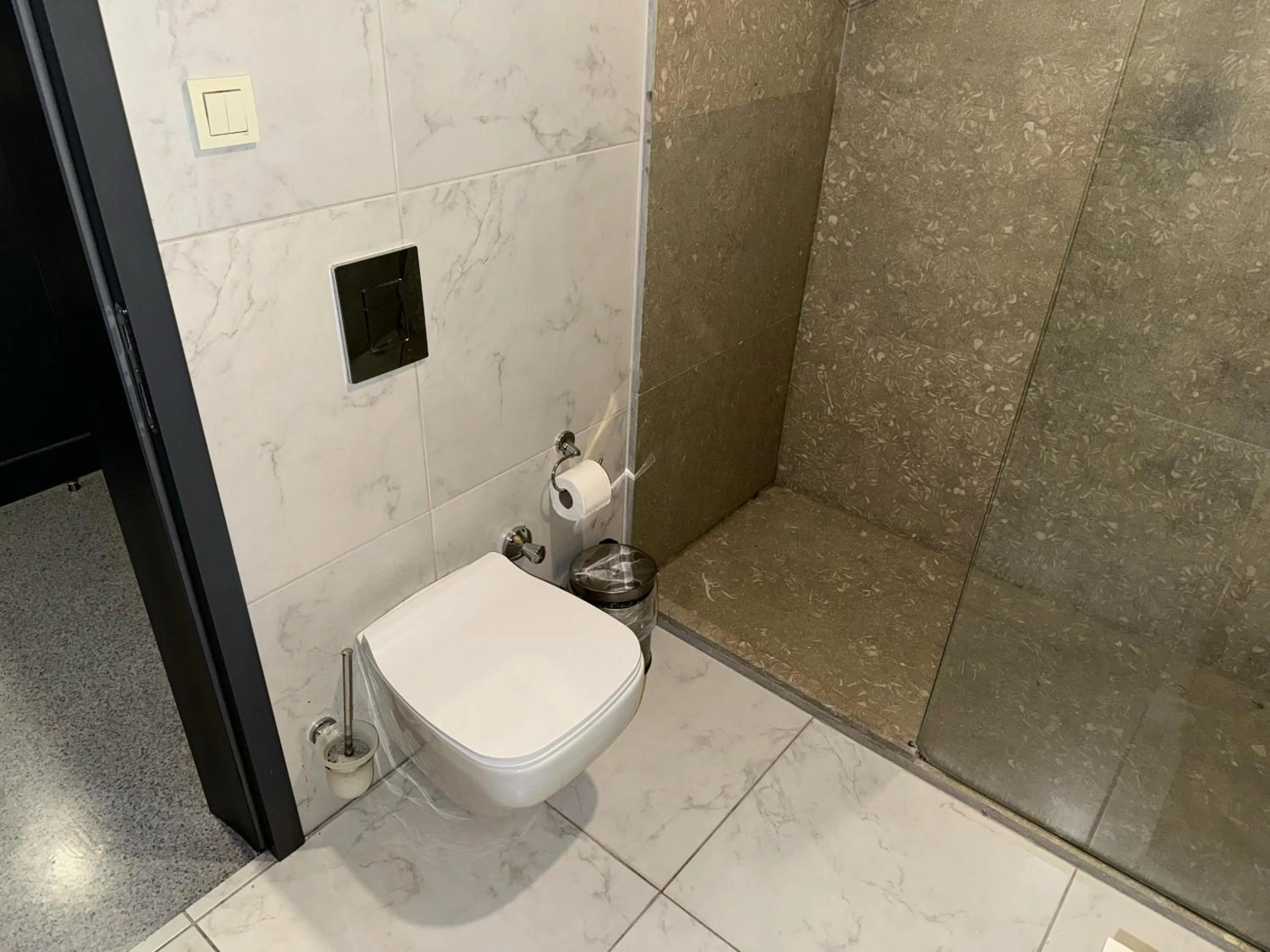 Shower in Aderans Hotel