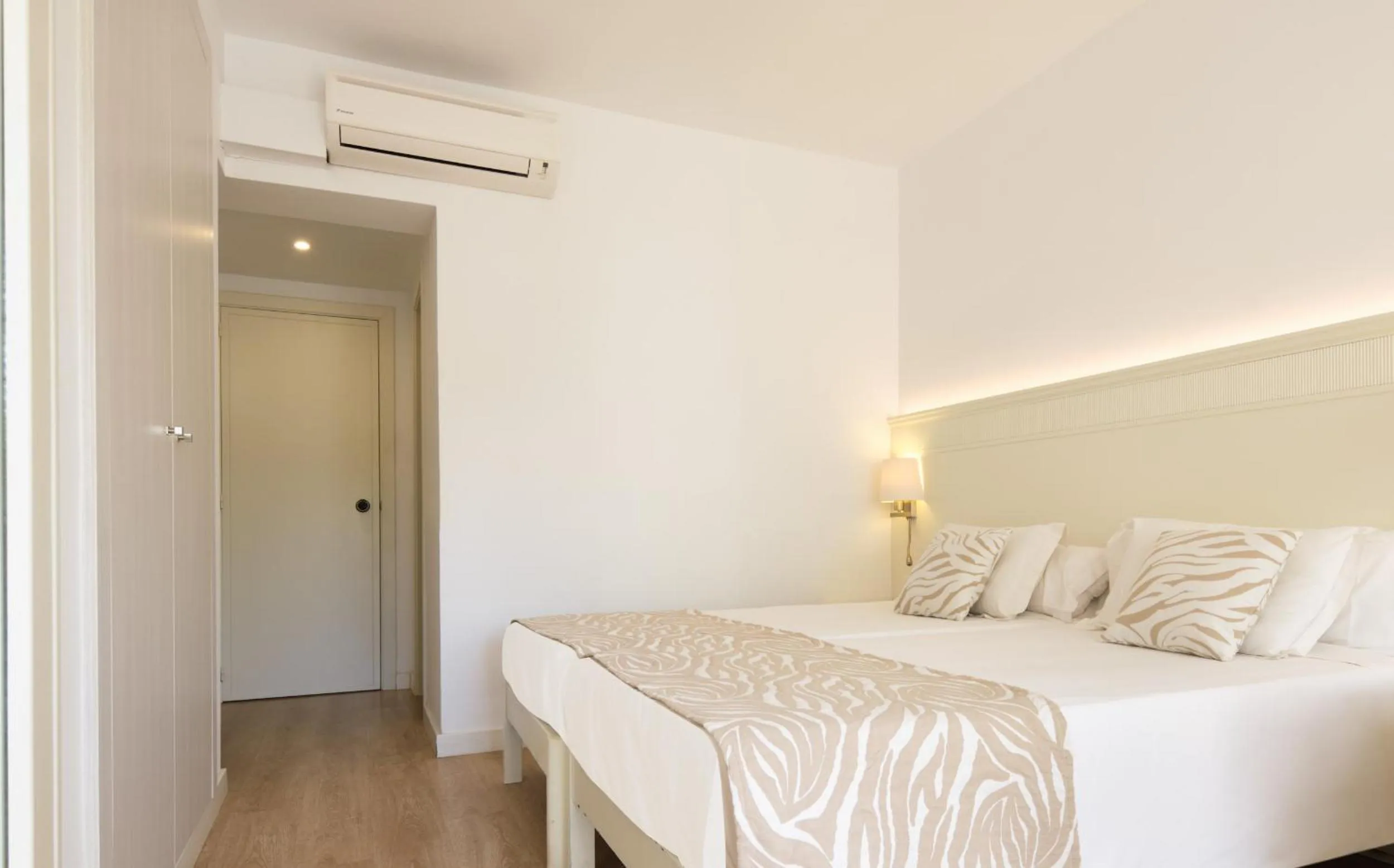 Bed in Hotel Castell dels Hams