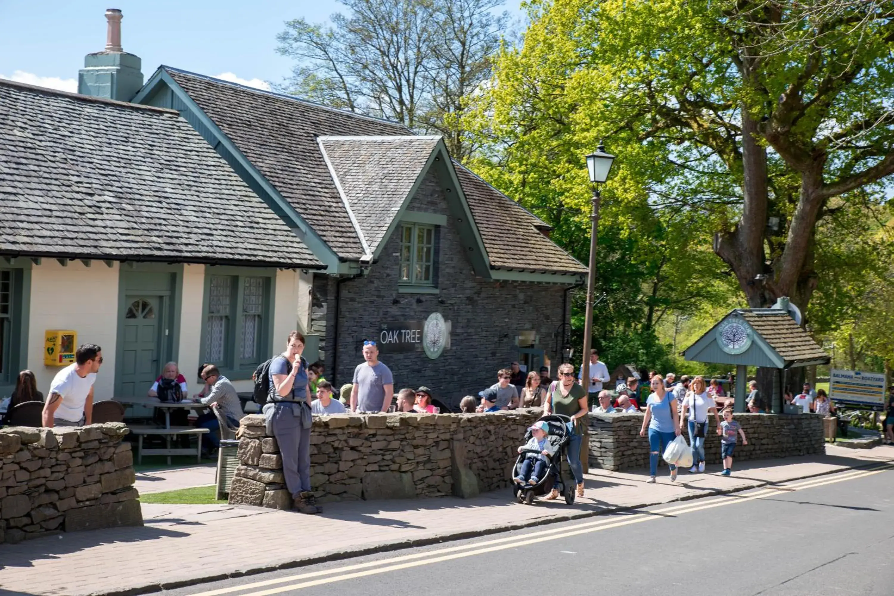 Property building in Oak Tree Inn Property building in Oak Tree Inn