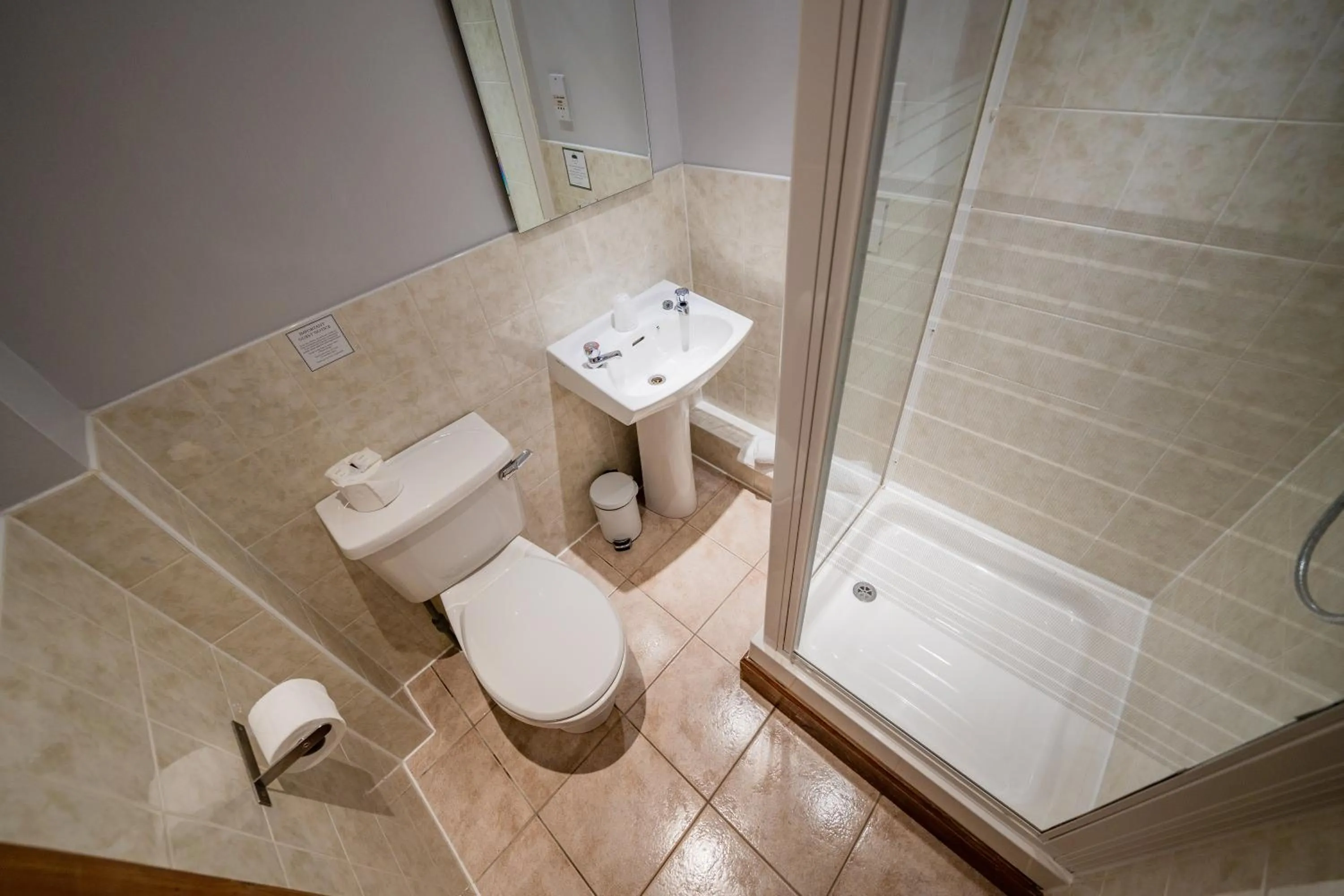 Bathroom in Oak Tree Inn