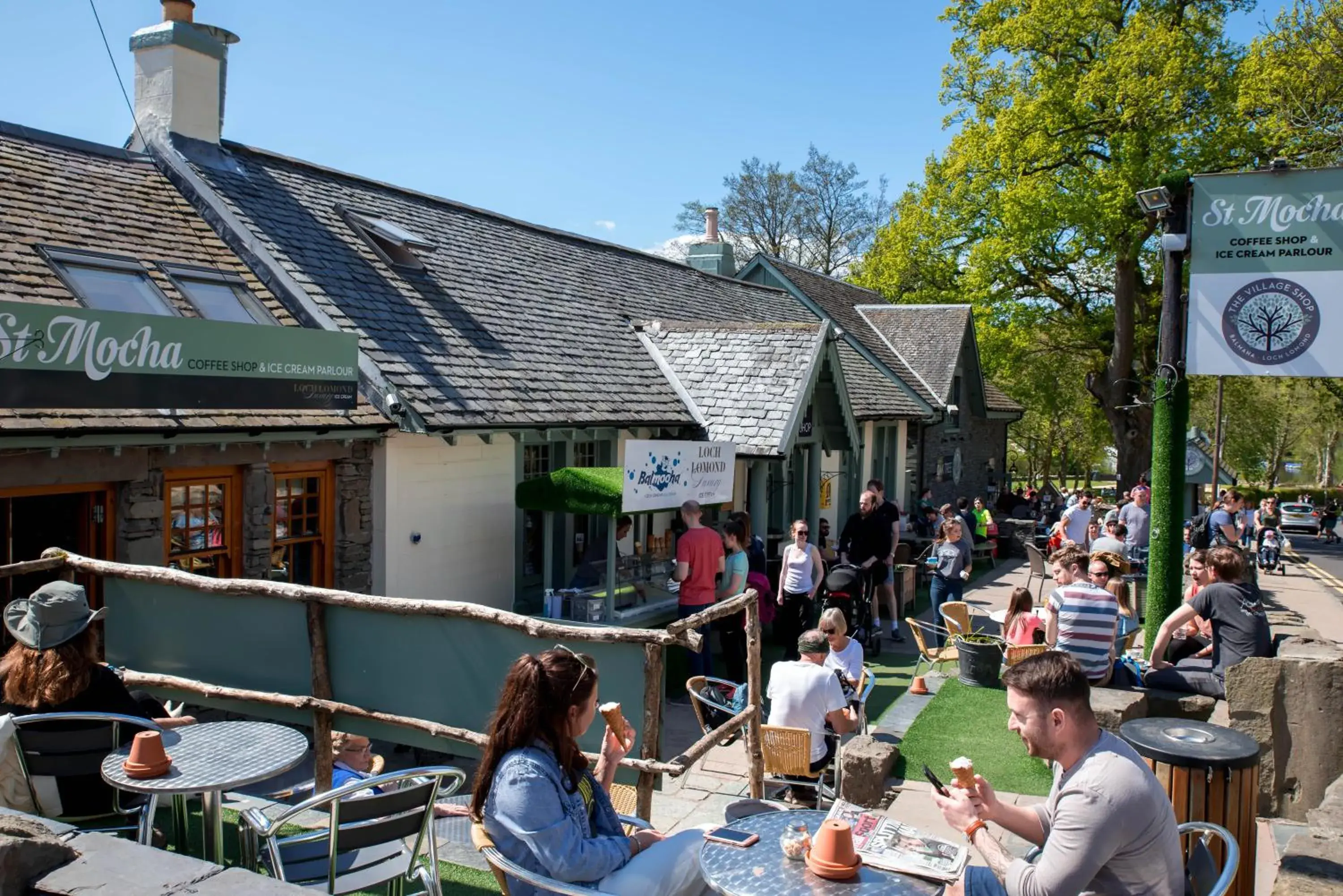 Property building in Oak Tree Inn Property building in Oak Tree Inn