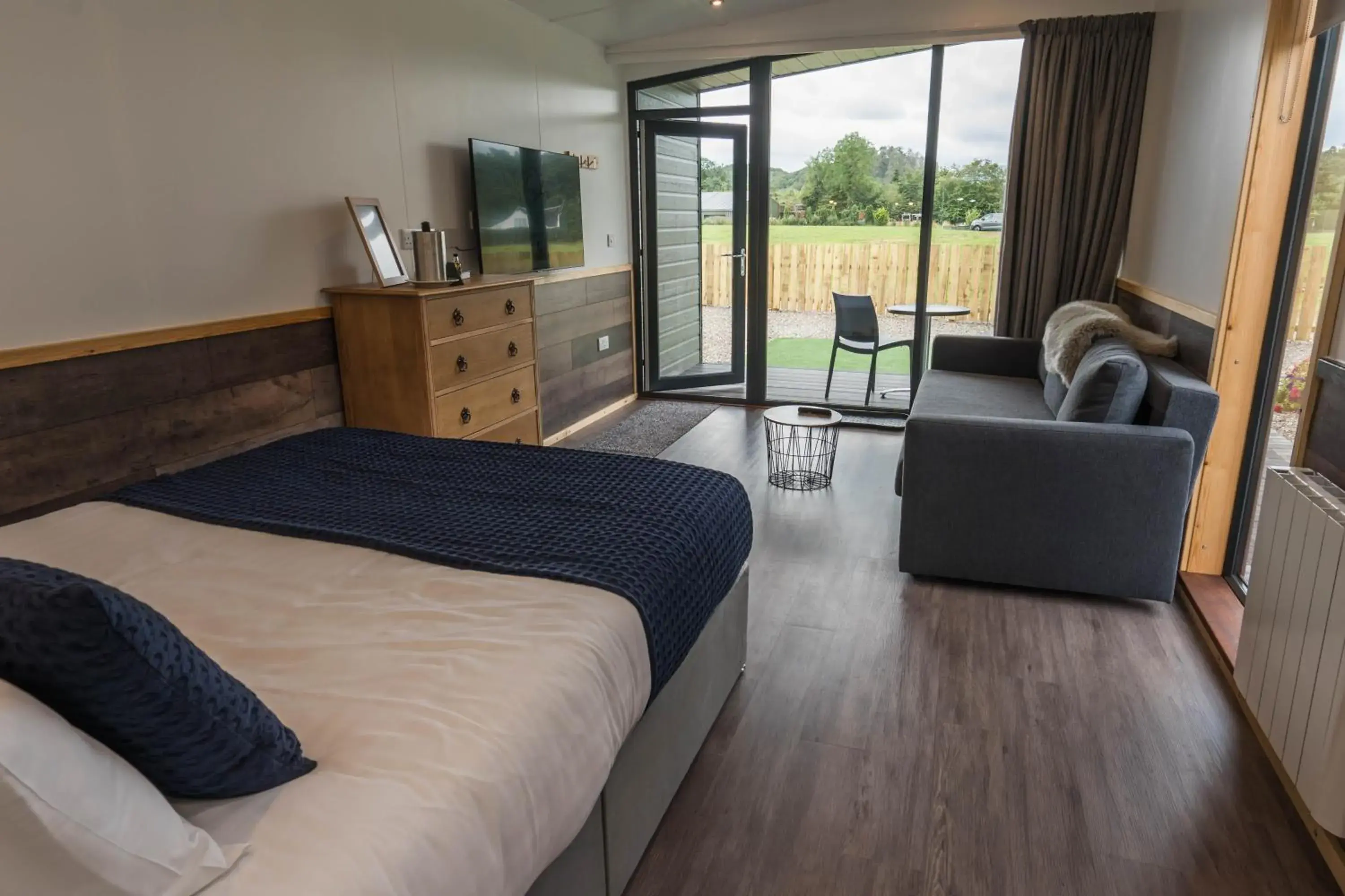 Photo of the whole room, Bed in Oak Tree Inn Photo of the whole room, Bed in Oak Tree Inn