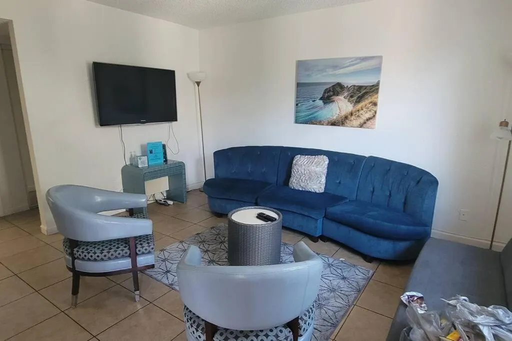 Living room in Dream King Bed-2BD-12 min to Strip