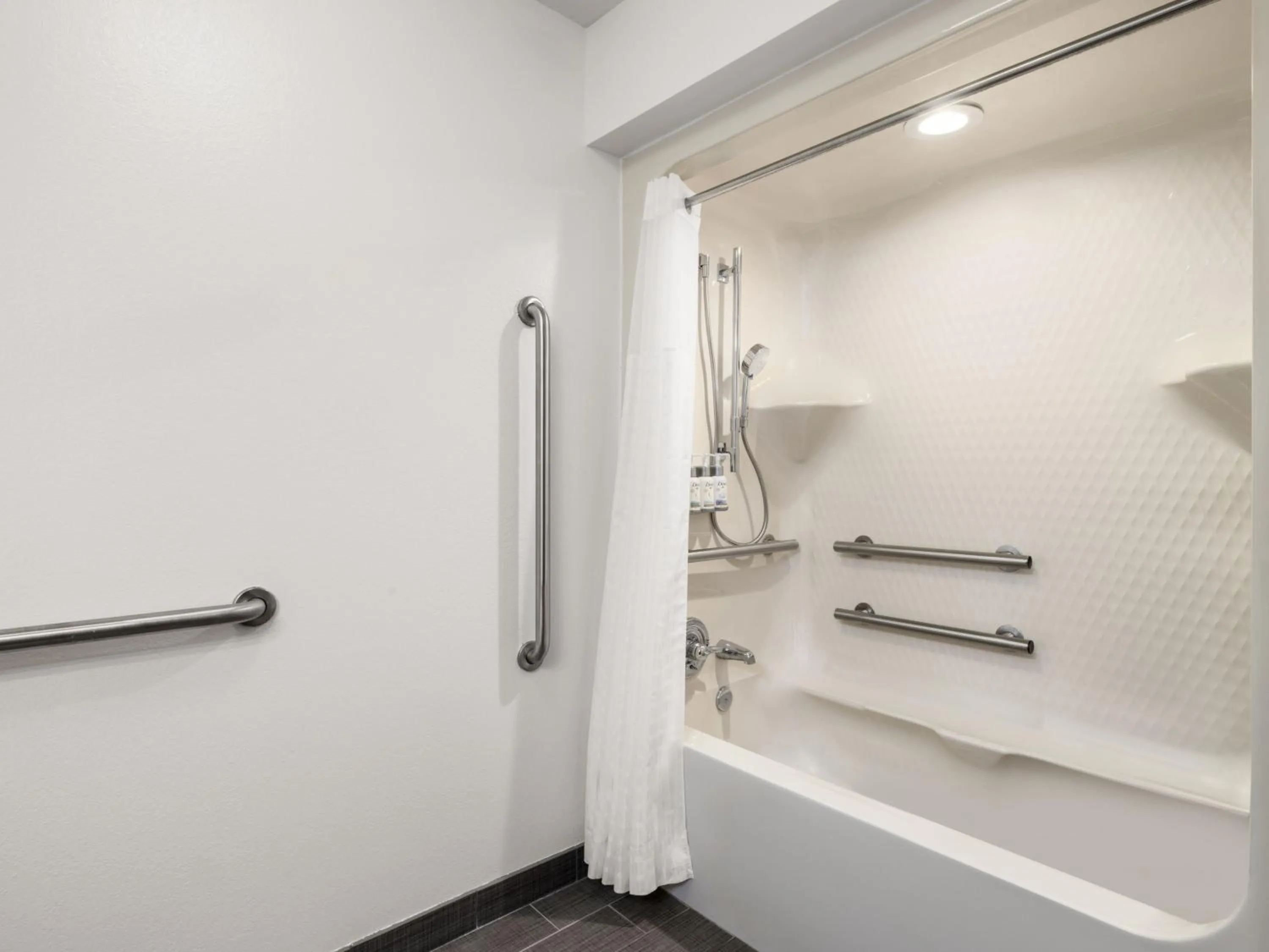 Photo of the whole room in Garner Hotel Victoria - East by IHG