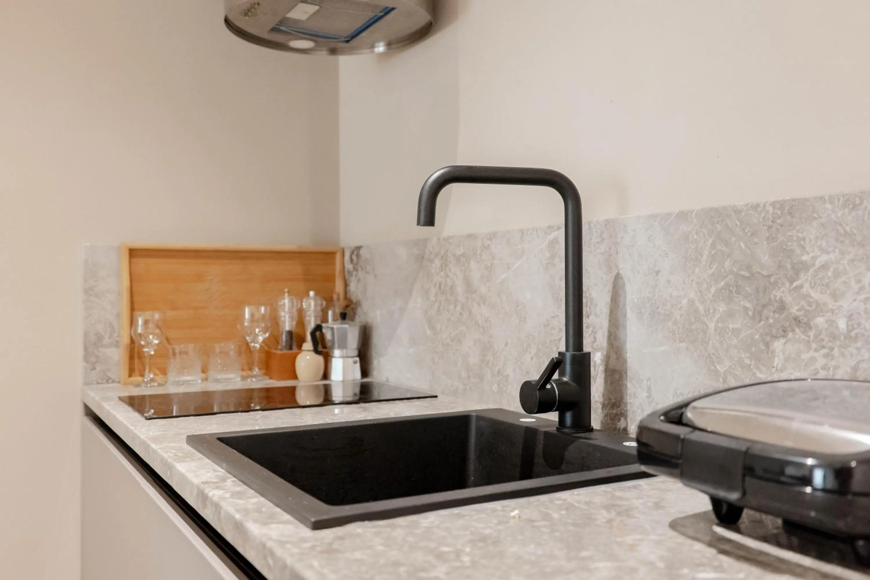 Kitchen or kitchenette in Agate Hotel Tirana