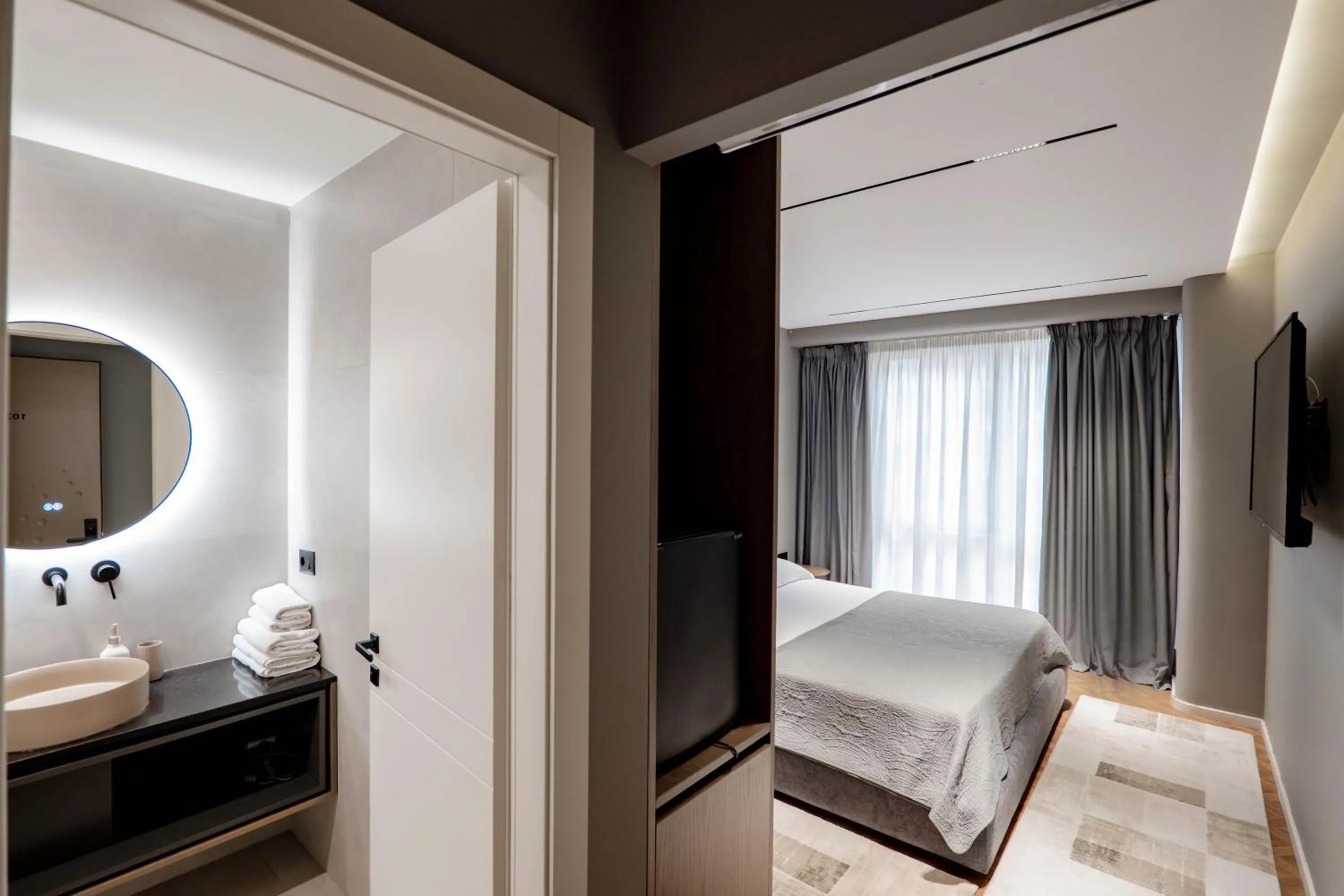 Bathroom, Bed in Agate Hotel Tirana