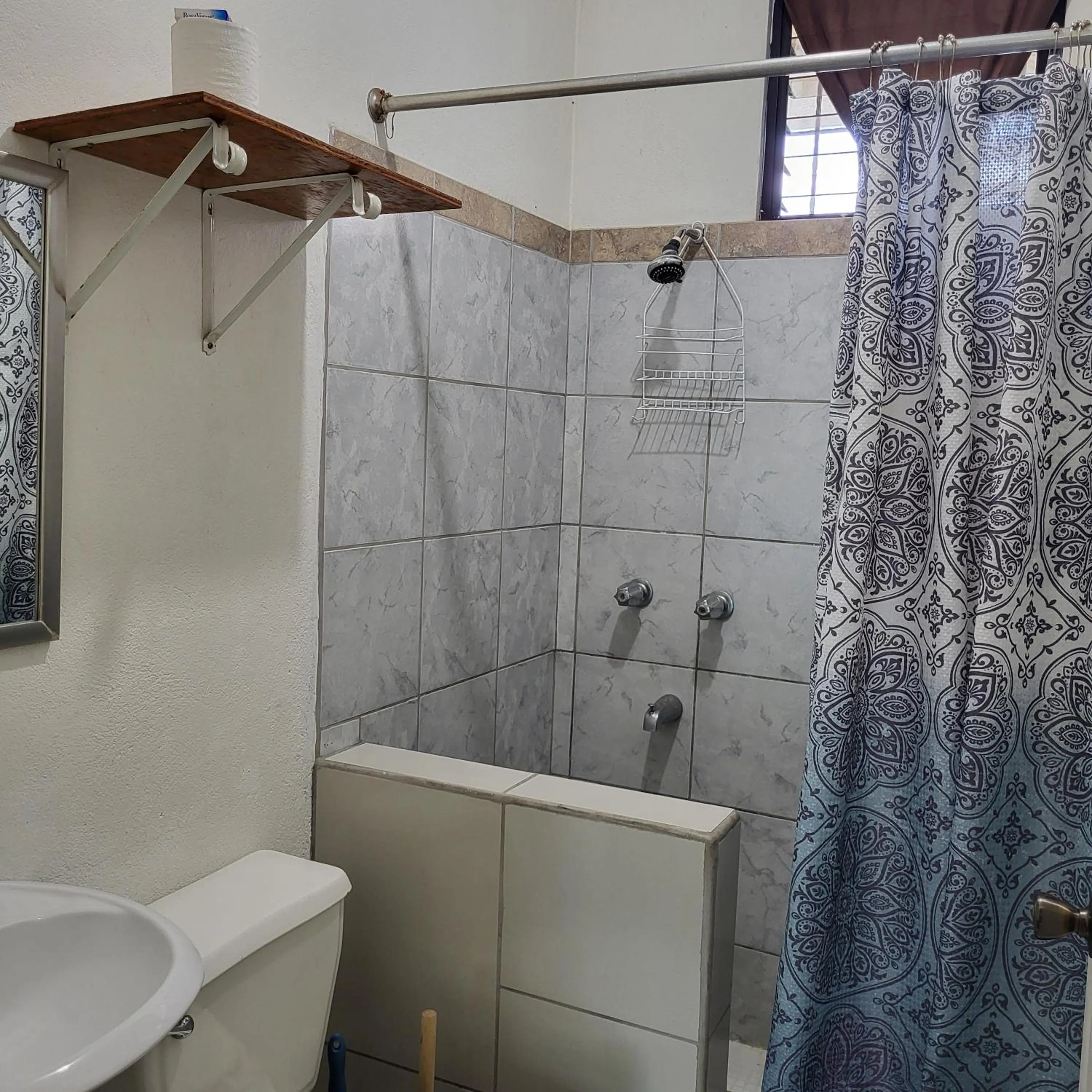 Shower in Hacienda Tropical Guest House